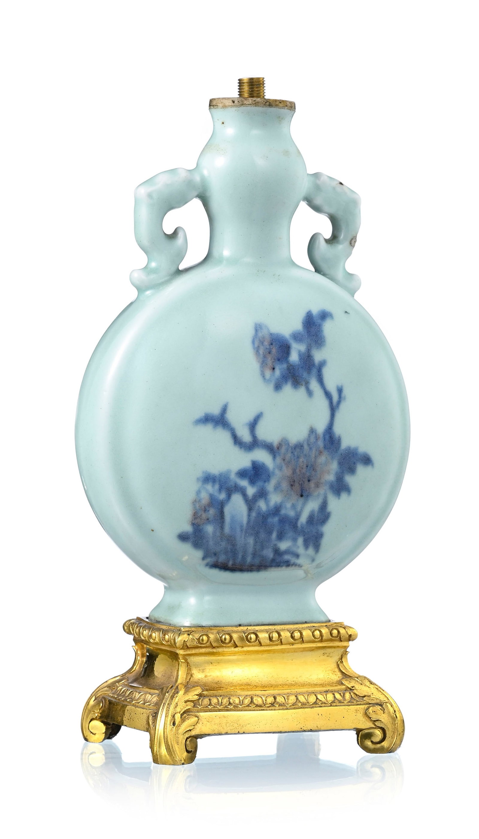 Vase bianhu (moonflask) en porcelaine à glaçure céladon, Chine, XIX-XXe s., avec mont: Vase bianhu (moonflask) en porcelaine à glaçure céladon, Chine, XIX-XXe s., avec monture en bronze doré, le vase à deux anses en forme de créature surnaturelle,