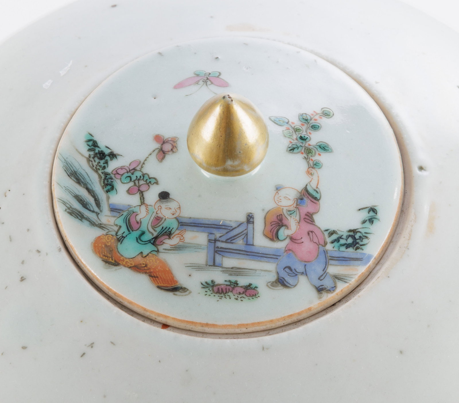 Pot couvert en porcelaine famille rose, Chine, XIX-XXe s., décor de multiples enfants jouant da - 4