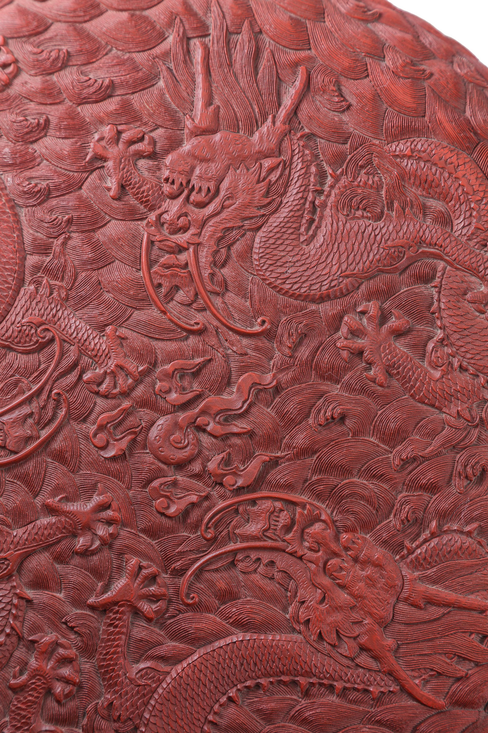 Grande boîte circulaire en laque cinabre, Chine, dynastie Qing, décor de dragons chassant  - 7