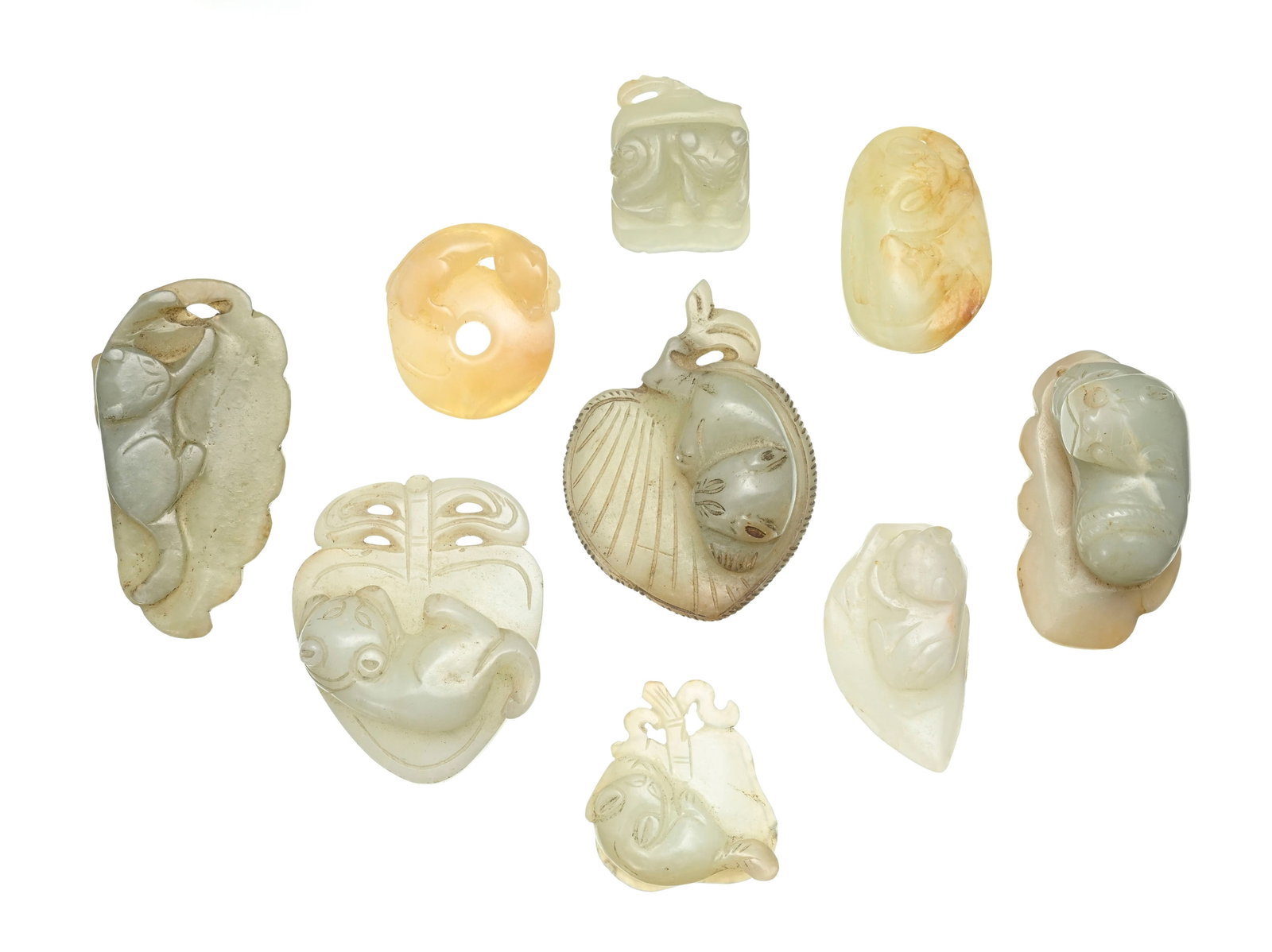 Félins se reposant, ensemble de 9 sculptures en jade, Chine, comprenant: 1 chilong sur une sap& (1 of 6)