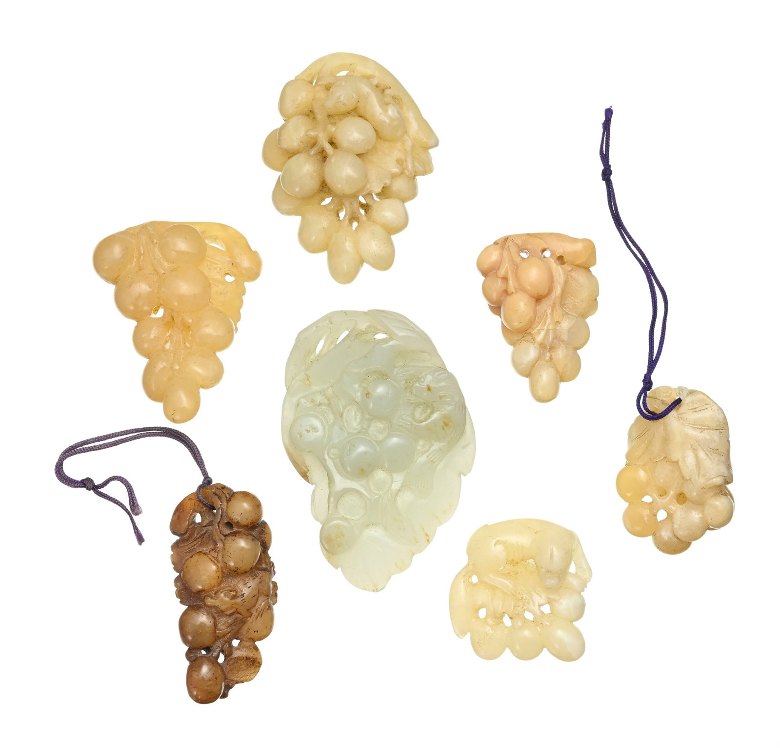 Grappes de raisins, ensemble de 7 sculptures en jade, Chine, dont 4 avec écureuil, tailles dive: Grappes de raisins, ensemble de 7 sculptures en jade, Chine, dont 4 avec écureuil, tailles diverses, l. 8 cm max Provenance: Piguet Hôtel des Ventes, Genève, 12 septembre 2024, lot