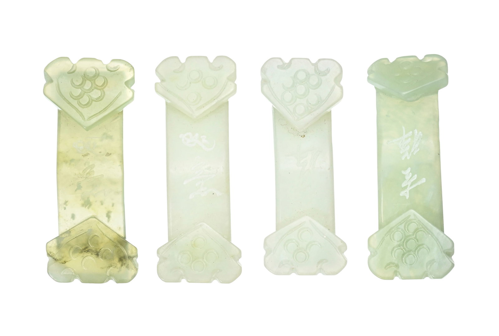Ensemble de 4 boucles de ceinture en jade, Chine, chacune ornée de deux ruyi, avec inscriptions: Ensemble de 4 boucles de ceinture en jade, Chine, chacune ornée de deux ruyi, avec inscriptions, l. 8,5 cm environ Provenance: Piguet Hôtel des Ventes, Genève, 12 septembre 2024, lot