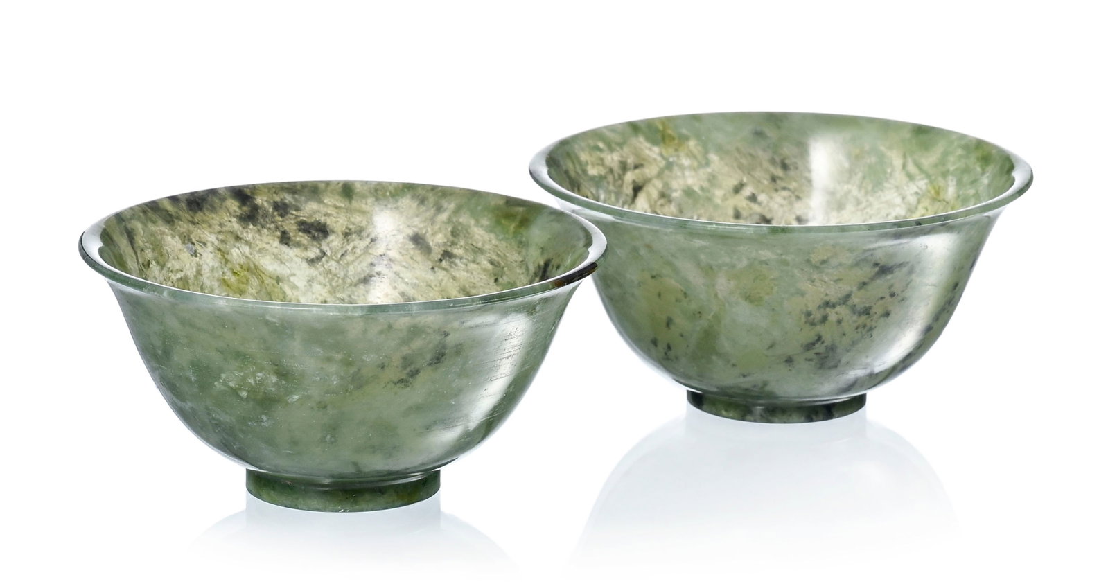 2 coupes en jade épinard, Chine, diam. 10 cm Provenance: Piguet Hôtel des Ventes, Ge: 2 coupes en jade épinard, Chine, diam. 10 cm Provenance: Piguet Hôtel des Ventes, Genève, 12 septembre 2024, lot 1897. Collection Li Ai Vee (1932-2021), chalet Yu-Lan 2 spinach jade