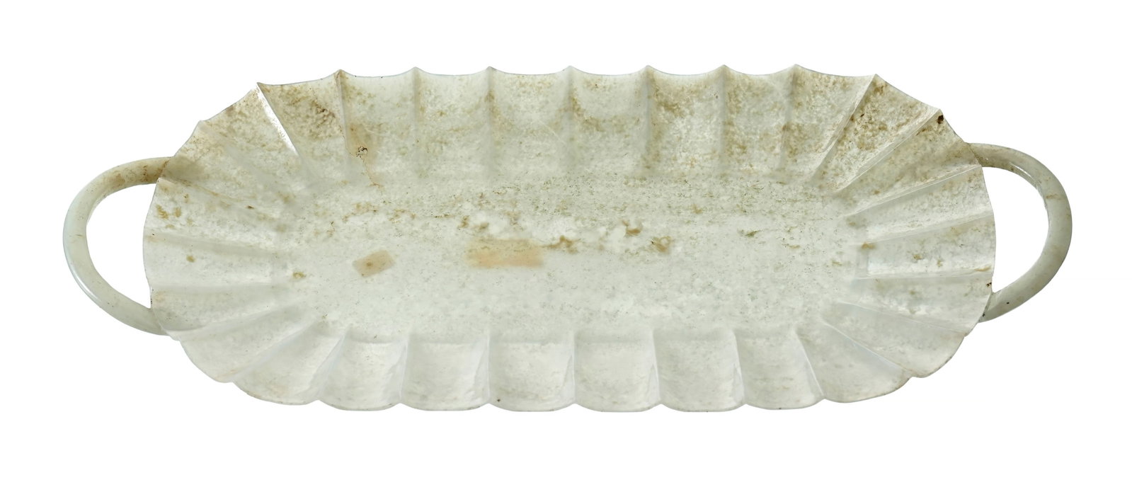 Plateau polylobé en jade, Chine, à deux poignées, corps côtelé, l. 31 cm, l: Plateau polylobé en jade, Chine, à deux poignées, corps côtelé, l. 31 cm, larg. 14 cm A lobed jade tray, China, 31 cm long, 14 cm wide