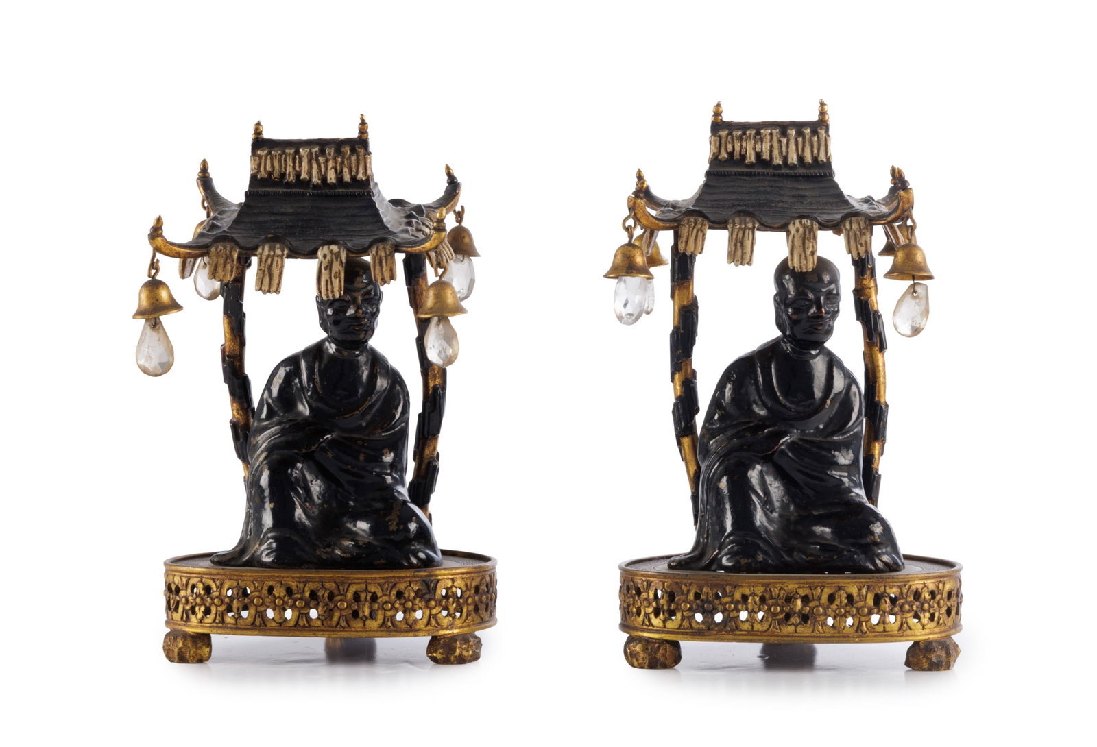 Luohan assis sous un dais, 2 sculptures en bronze partiellement doré et laqué, probablemen: Luohan assis sous un dais, 2 sculptures en bronze partiellement doré et laqué, probablement Chine, de style européen, XIX-XXe s., les parasols avec clochettes et pampilles en verre,
