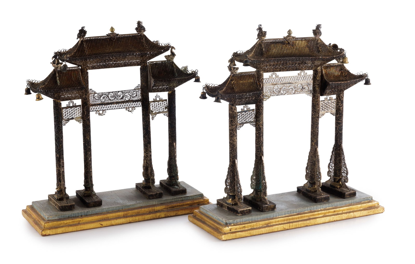 2 païfang ou pailou (portiques) en argent et filigrane, Chine, XXe s., chacun orné de rinc (1 of 6)