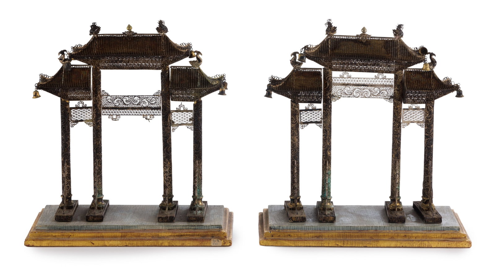 2 païfang ou pailou (portiques) en argent et filigrane, Chine, XXe s., chacun orné de rinc - 2