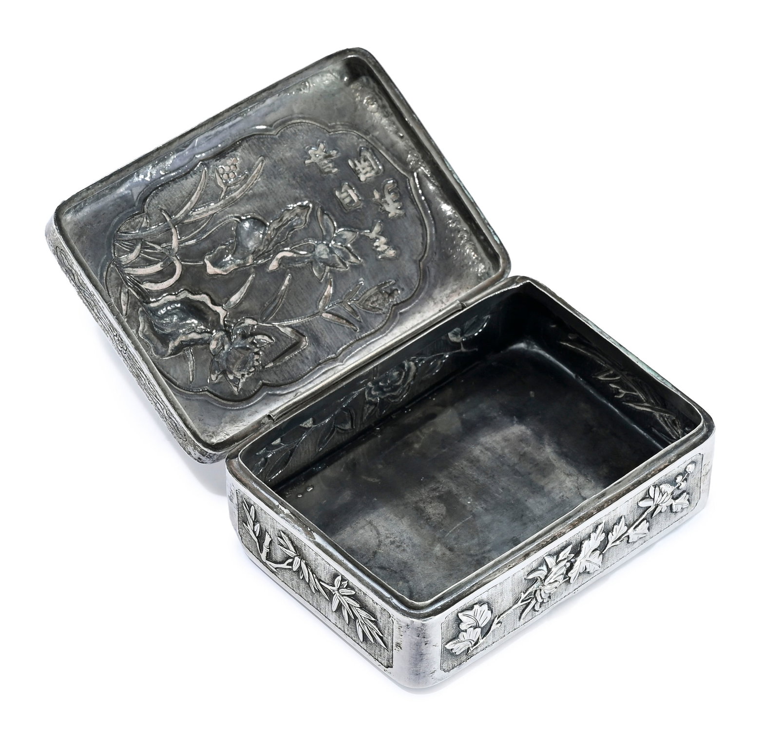 Boîte rectangulaire en argent, Chine, XXe s., décor de diverses fleurs en relief et inscri - 3