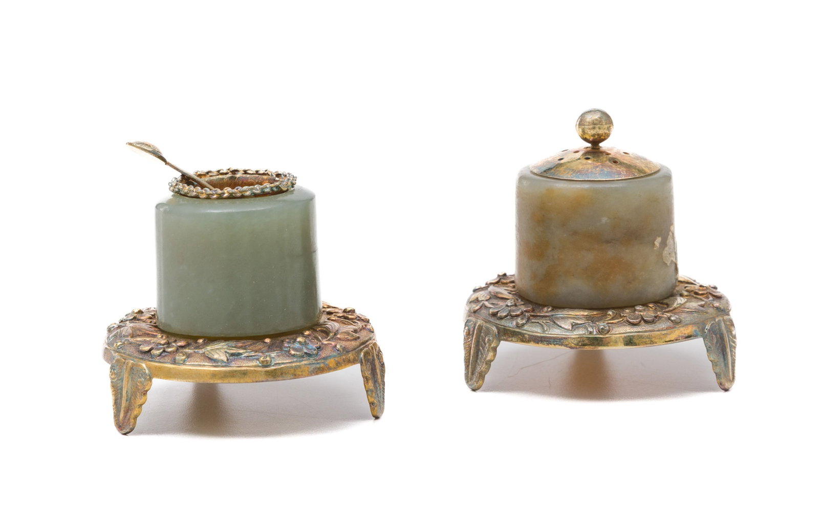 2 paires de salières et poivriers en argent doré et jade, Chine, moderne, chacun reposant  - 2