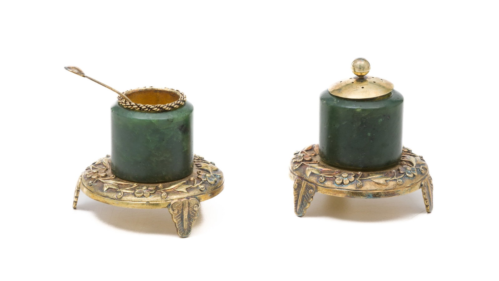 2 paires de salières et poivriers en argent doré et jade, Chine, moderne, chacun reposant  - 3