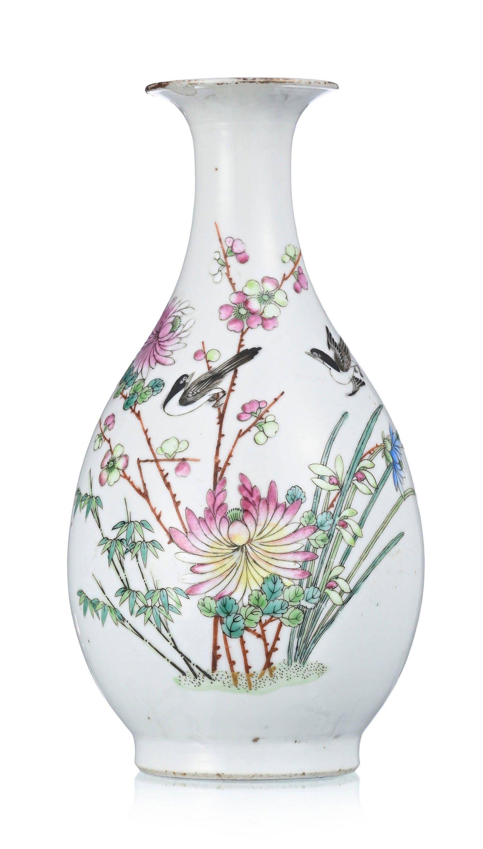 Petit vase yuhuchunping en porcelaine famille rose, Chine, XXe s., décor de pies et fleurs vari: Petit vase yuhuchunping en porcelaine famille rose, Chine, XXe s., décor de pies et fleurs variées, cachet d'exportation Jian Ding sous la base, h. 18 cm (éclats) A small yuhuchunping