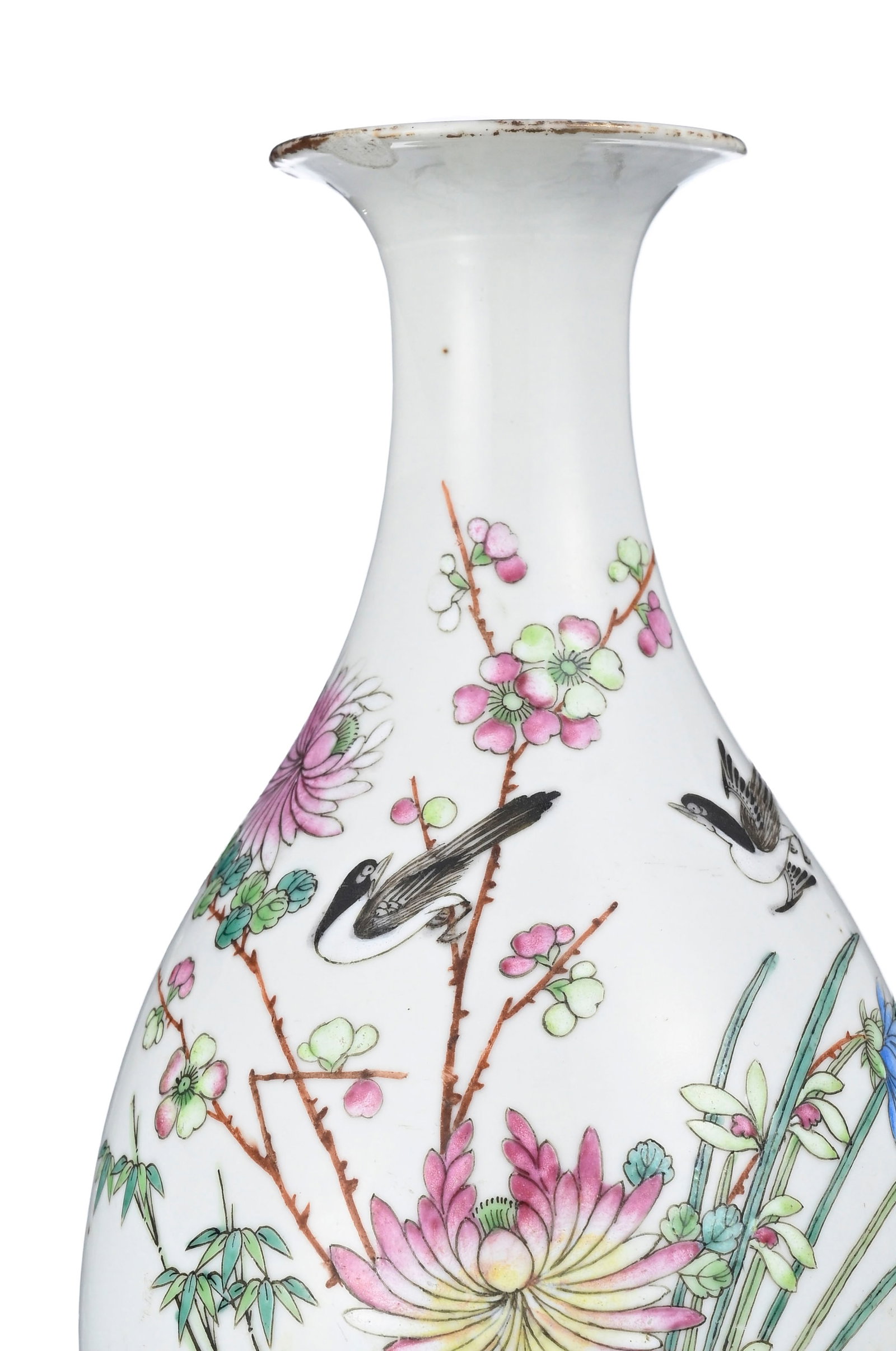 Petit vase yuhuchunping en porcelaine famille rose, Chine, XXe s., décor de pies et fleurs vari - 4