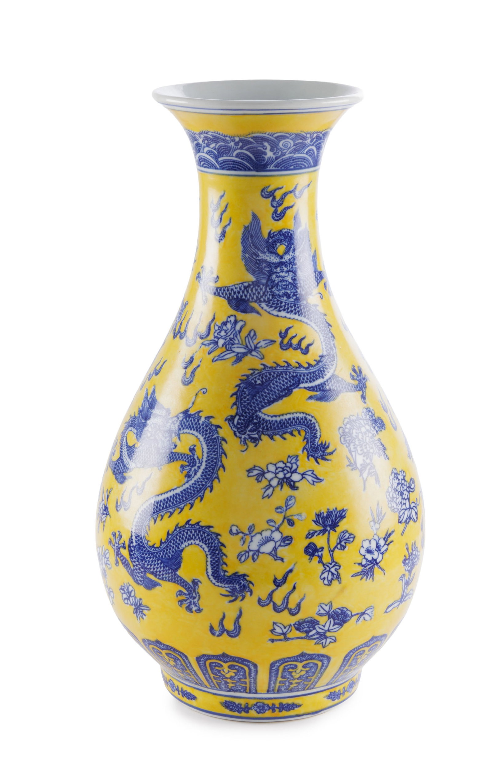 Vase en porcelaine, Chine, moderne, décor en bleu de dragons parmi fleurs et nuées, frise : Vase en porcelaine, Chine, moderne, décor en bleu de dragons parmi fleurs et nuées, frise de pétales et flots sur fond jaune, marque Qianlong sous la base, h. 38 cm A porcelain vase,