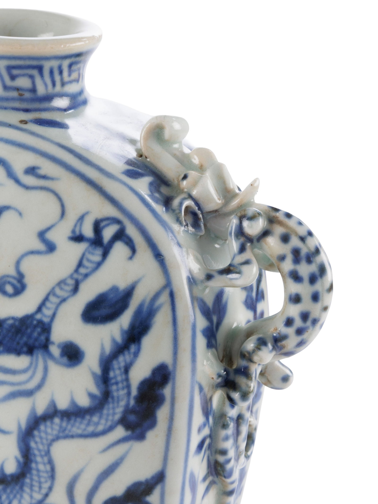 Gourde en porcelaine, Chine, XXe s., décor en bleu de dragons dans les nuées, anses en for - 3
