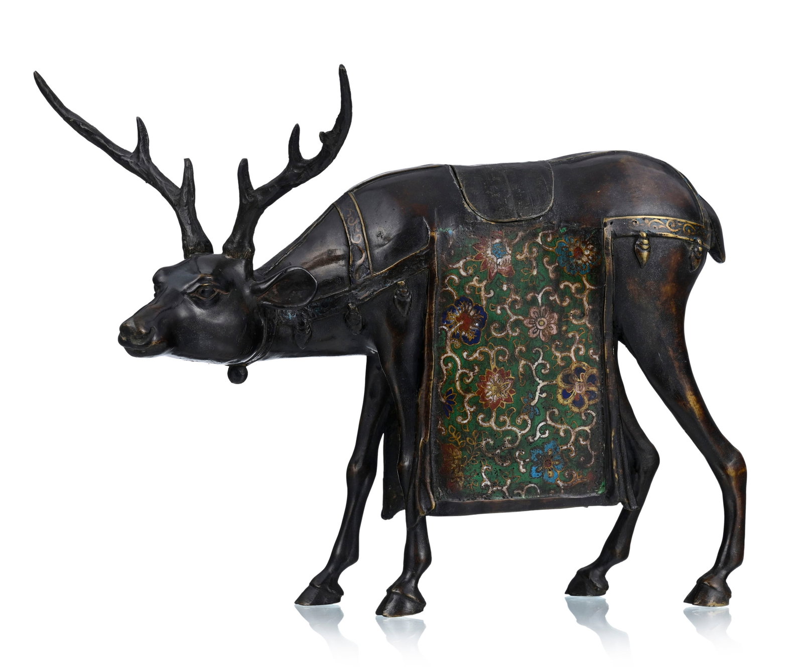 Brûle-parfum en bronze et émaux cloisonnés en forme de cerf, Japon, XIX-XXe s., montu: Brûle-parfum en bronze et émaux cloisonnés en forme de cerf, Japon, XIX-XXe s., monture et tapis de selle ornés de rinceaux de fleurs, couvercle possiblement rapporté, sign