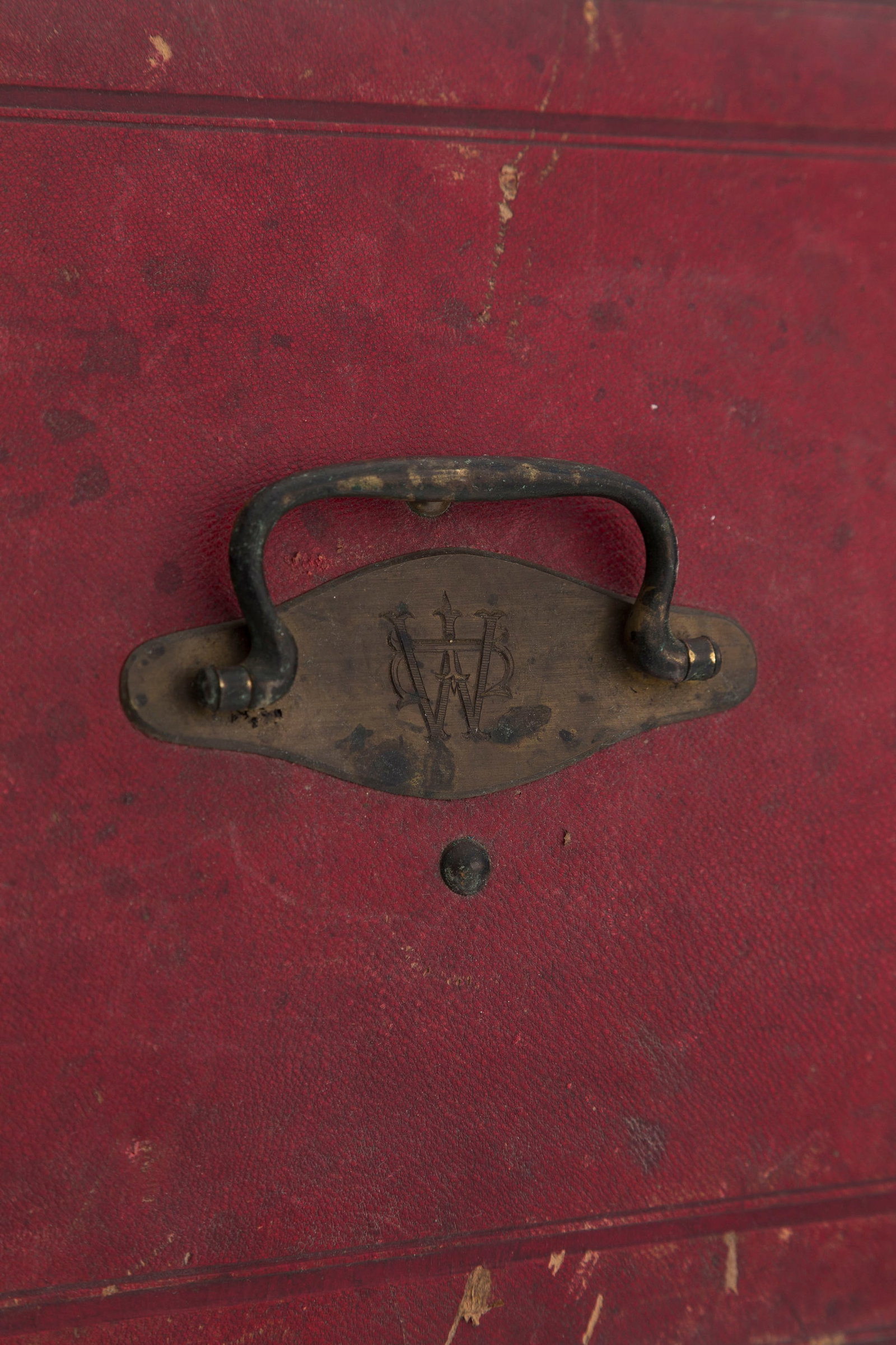 Ensemble de 26 couverts, comprenant: 24 couteaux, 1 fourchette de service et 1 couteau de service, B - 8