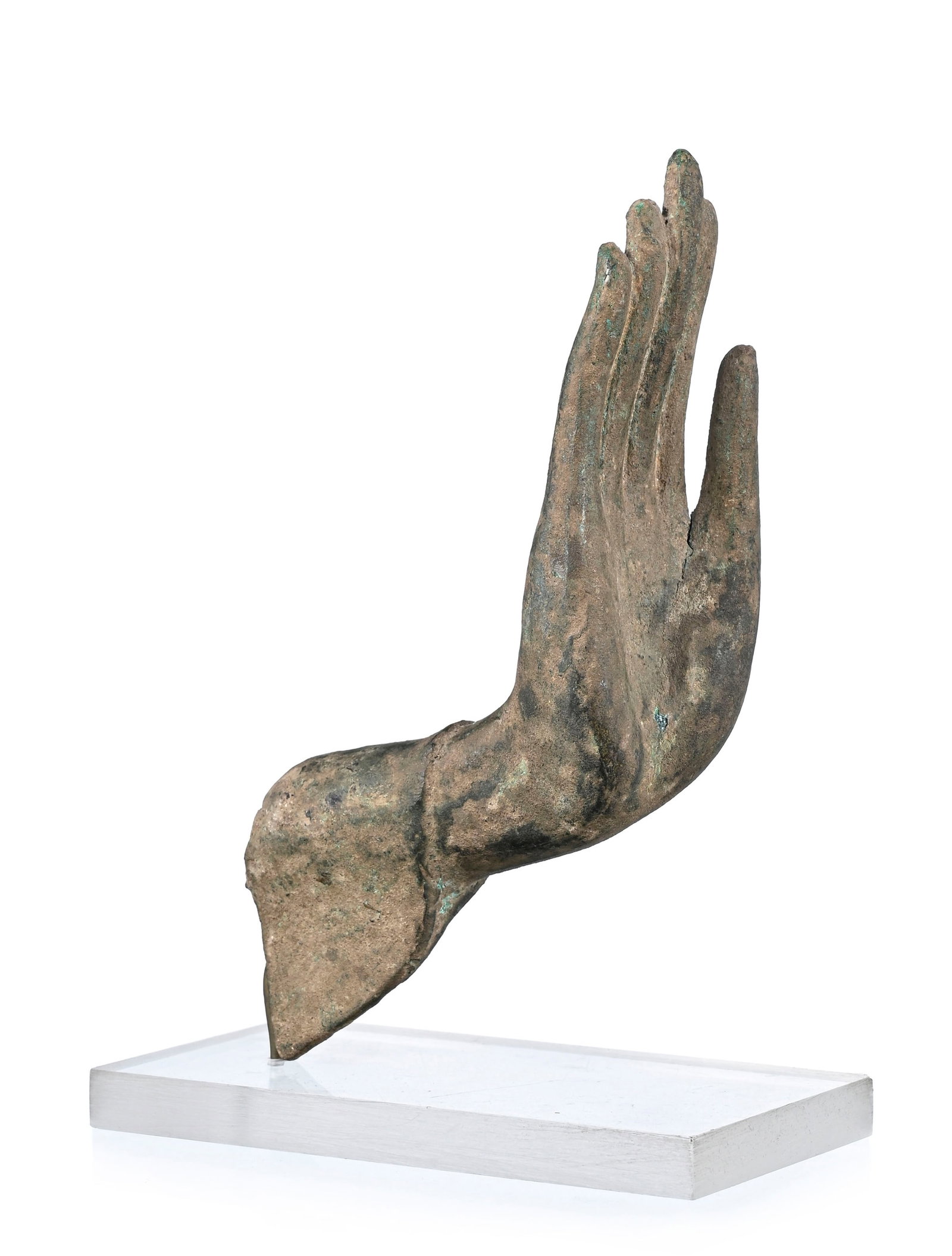 Main de Bouddha en bronze, Thaïlande, XIX-XXe s., adoptant l'abhaya mudra, sur socle (non solid: Main de Bouddha en bronze, Thaïlande, XIX-XXe s., adoptant l'abhaya mudra, sur socle (non solidaire), h. 16,5 cm (main) (fissure). La posture manuelle de l'abhaya mudra, notamment signe de paix e
