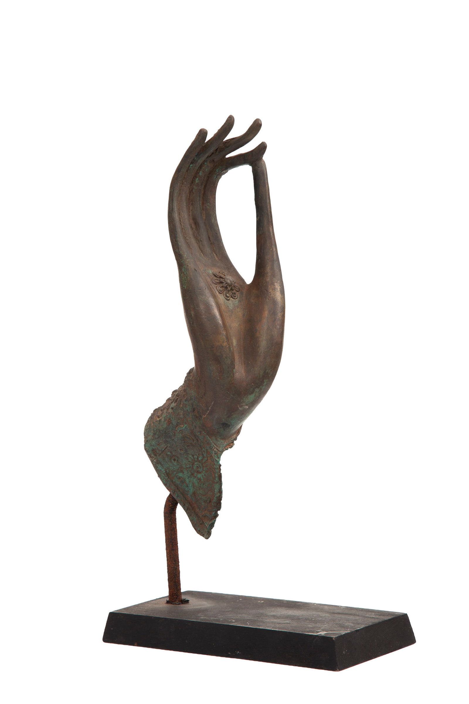 Main de Bouddha, sculpture en bronze, Thaïlande, XXe s., adoptant la vitarka mudra, une fleur a: Main de Bouddha, sculpture en bronze, Thaïlande, XXe s., adoptant la vitarka mudra, une fleur au centre de la paume, sur socle, h. 28 cm (main) A bronze Buddha hand, Thailand, 20th century,
