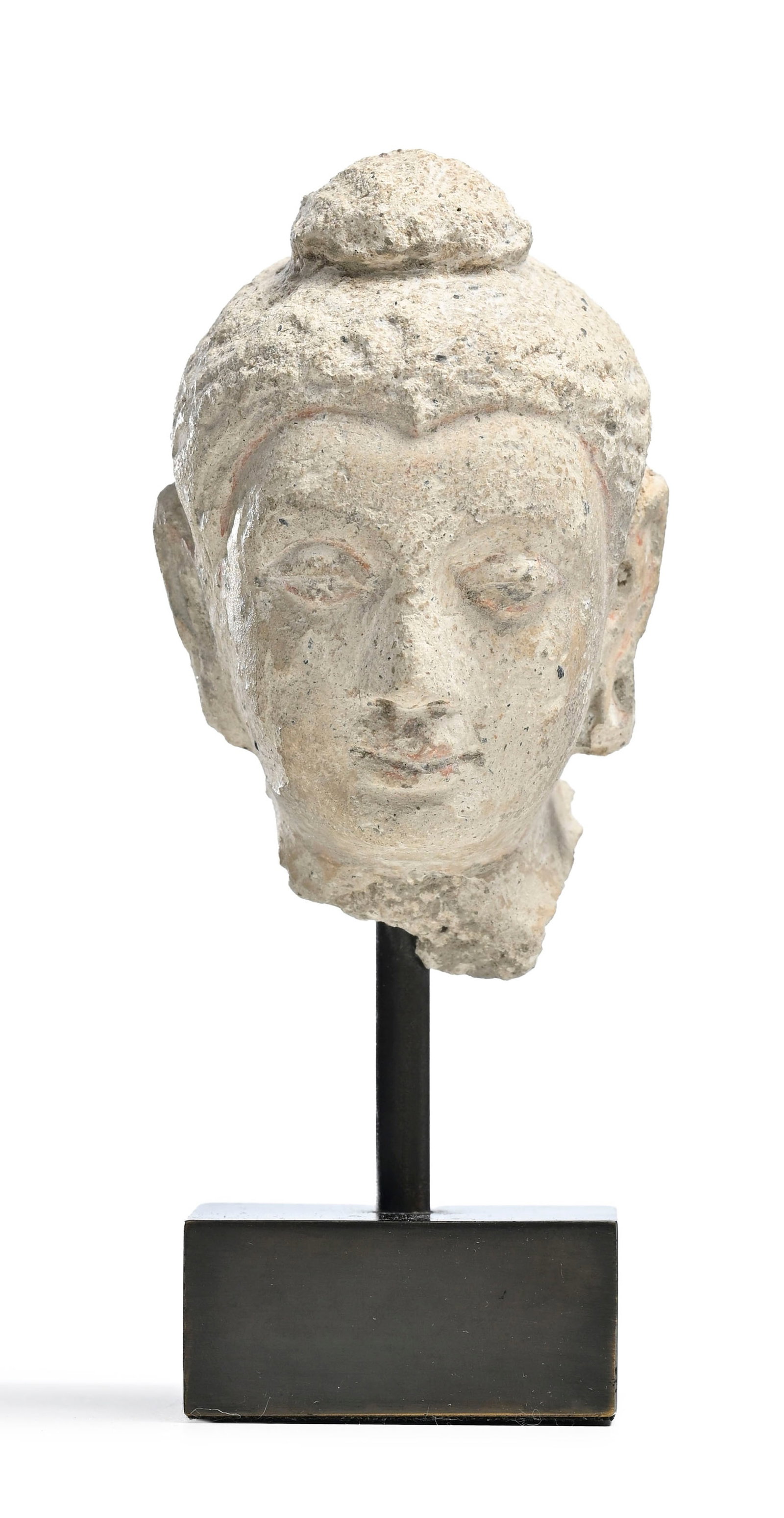 Petite tête de Bouddha, sculpture en stuc, Gandhara, III-Ve s., avec restes de polychromie, sol (1 of 5)