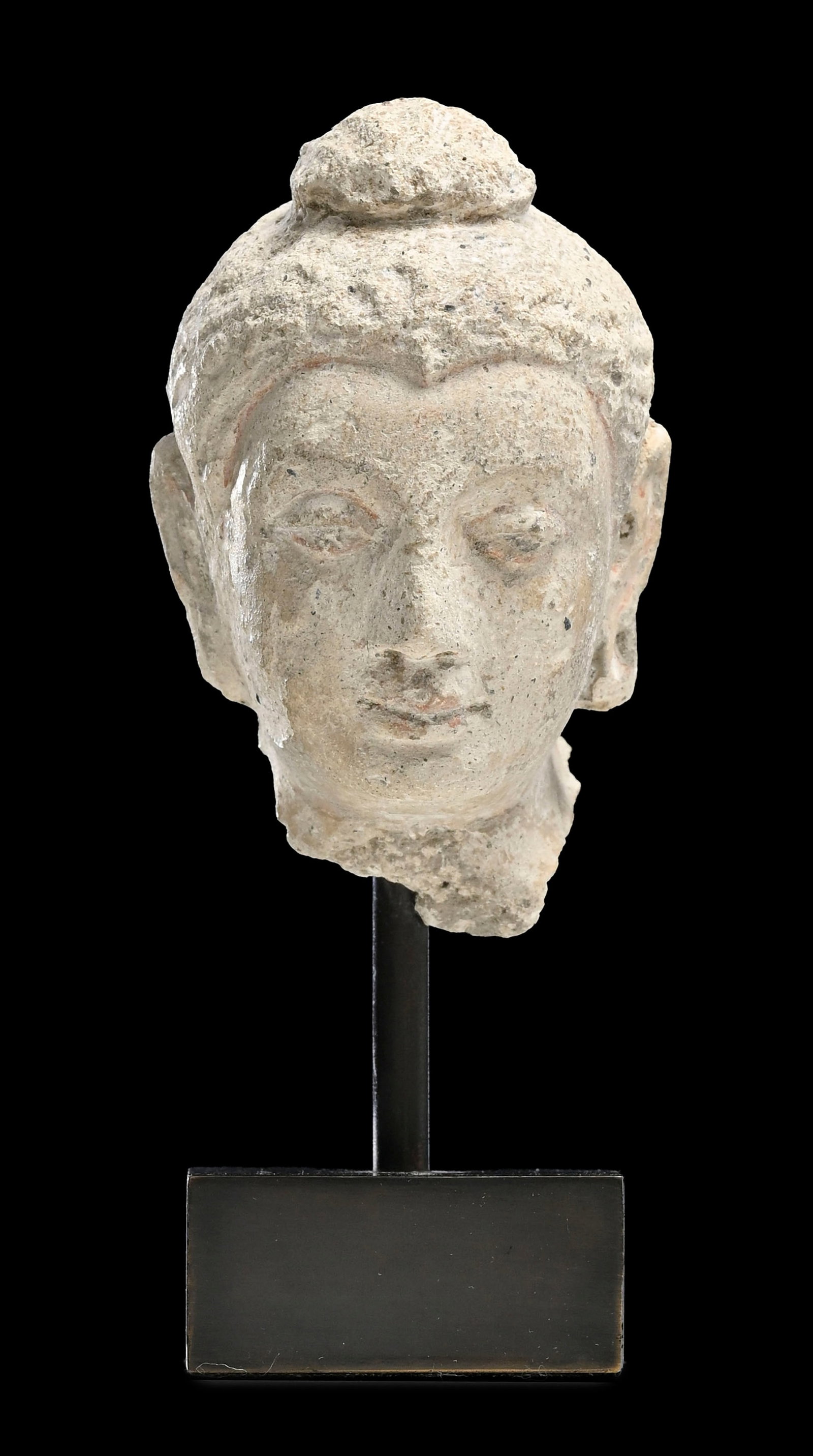 Petite tête de Bouddha, sculpture en stuc, Gandhara, III-Ve s., avec restes de polychromie, sol - 2