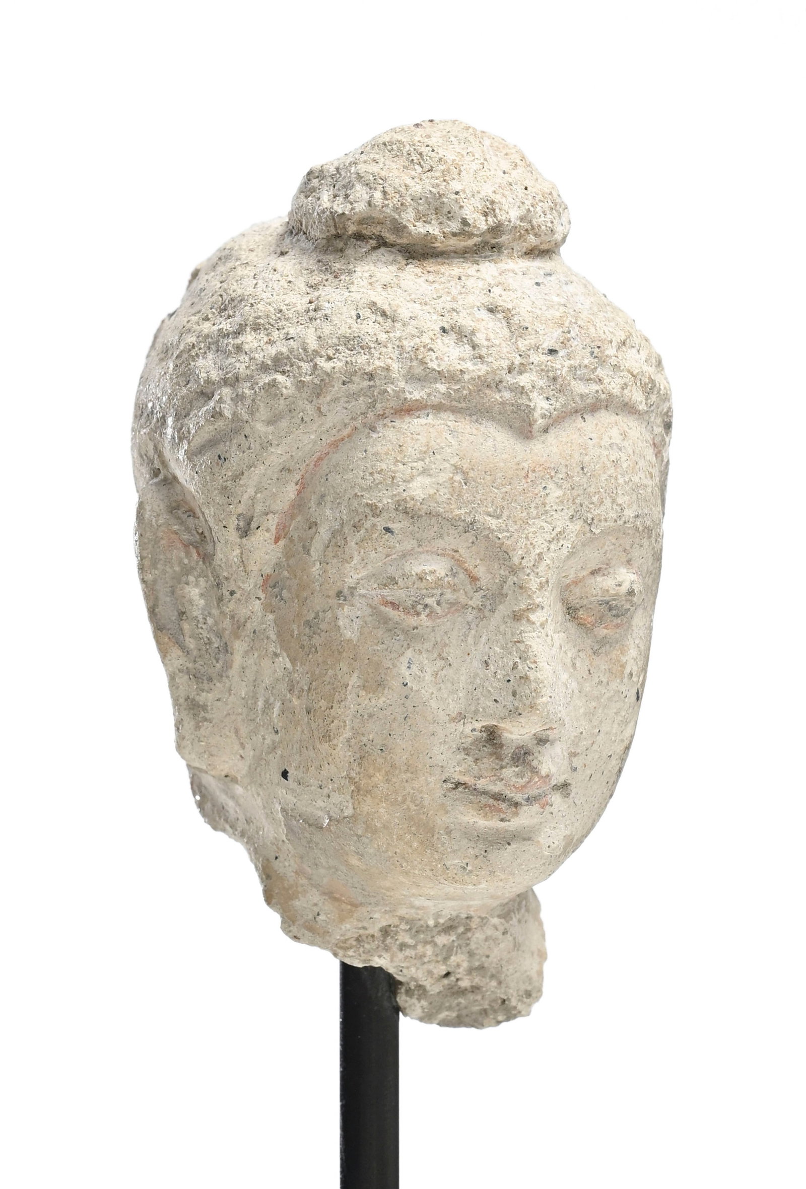 Petite tête de Bouddha, sculpture en stuc, Gandhara, III-Ve s., avec restes de polychromie, sol - 3