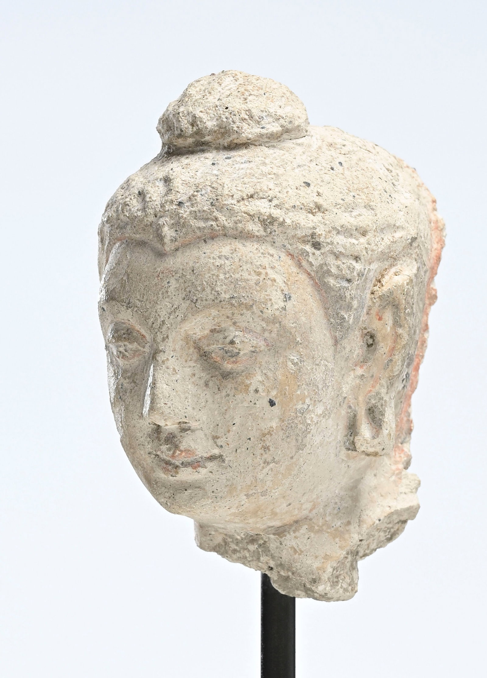 Petite tête de Bouddha, sculpture en stuc, Gandhara, III-Ve s., avec restes de polychromie, sol - 4