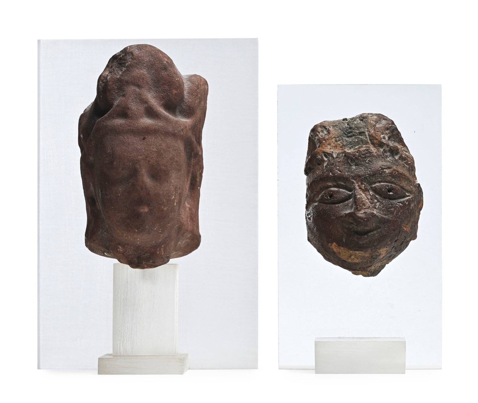 2 têtes, Nord de l'Inde, probablement époque Gupta, l'une de divinité en pierre rouge (1 of 6)