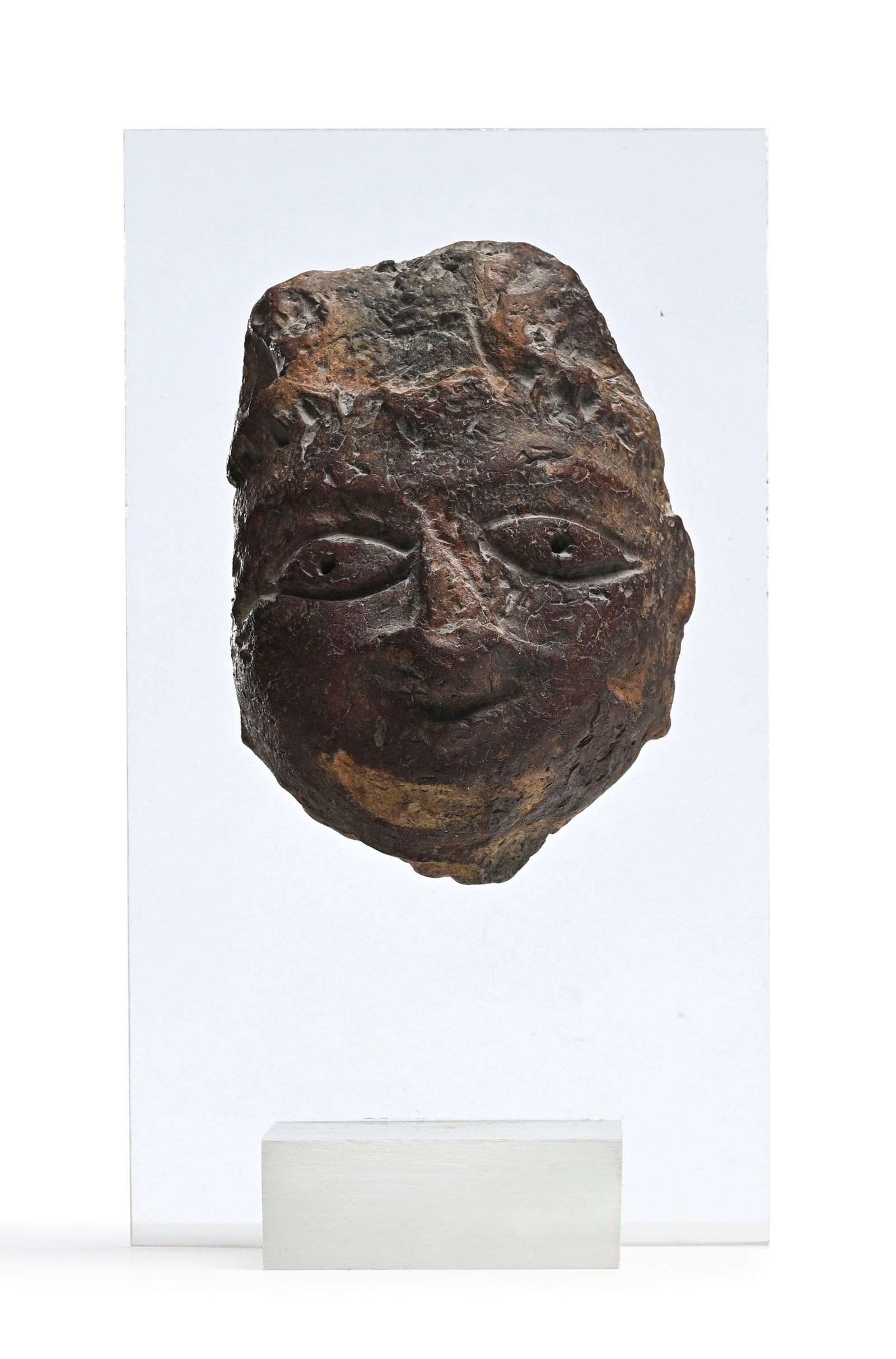 2 têtes, Nord de l'Inde, probablement époque Gupta, l'une de divinité en pierre rouge - 3