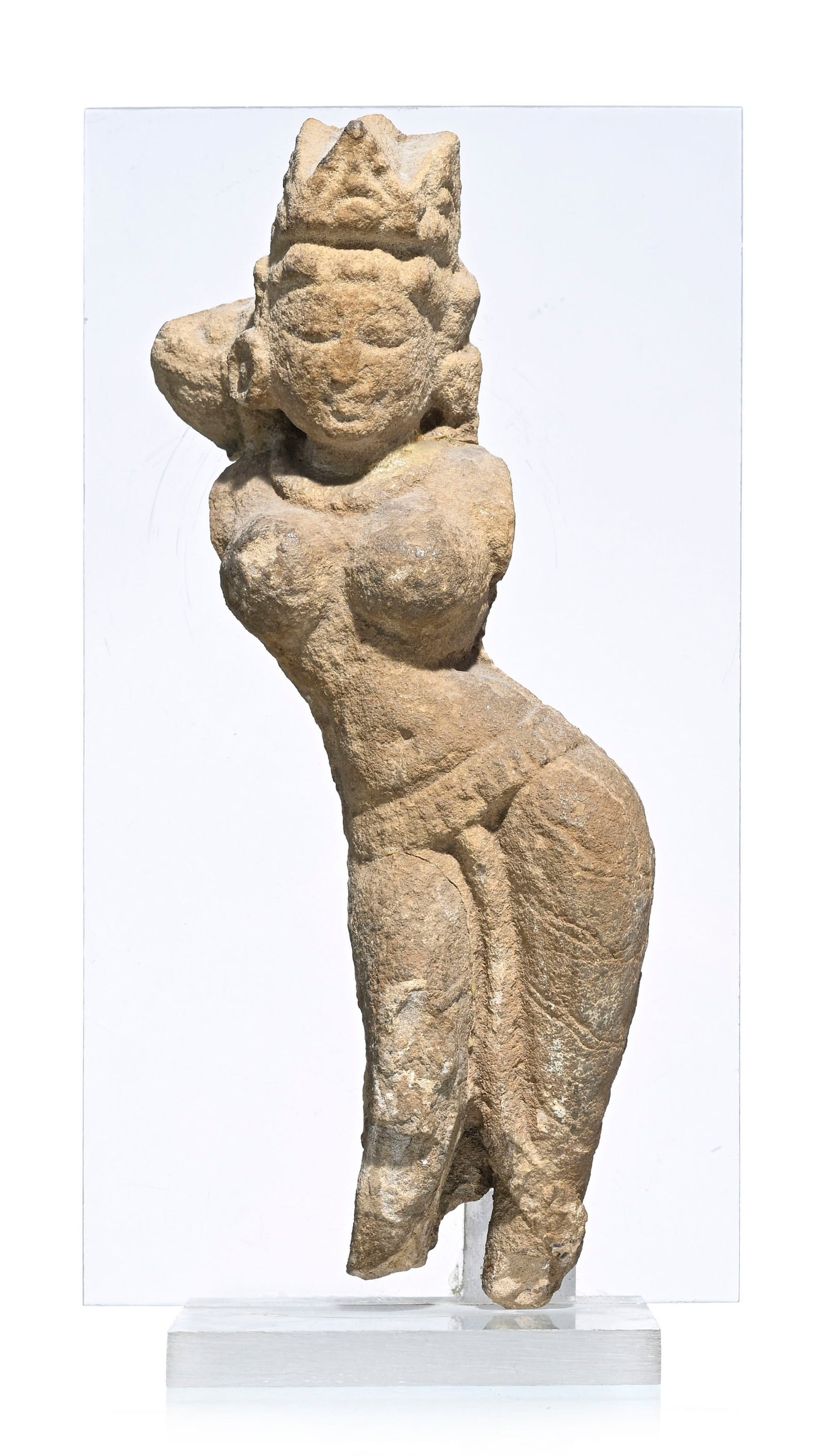 Apsara en pierre, Inde centrale, probablement IX-XIIe s., h. 27 cm (restauration). Cette représ: Apsara en pierre, Inde centrale, probablement IX-XIIe s., h. 27 cm (restauration). Cette représentation d'un type de divinité féminine secondaire du panthéon indou (et