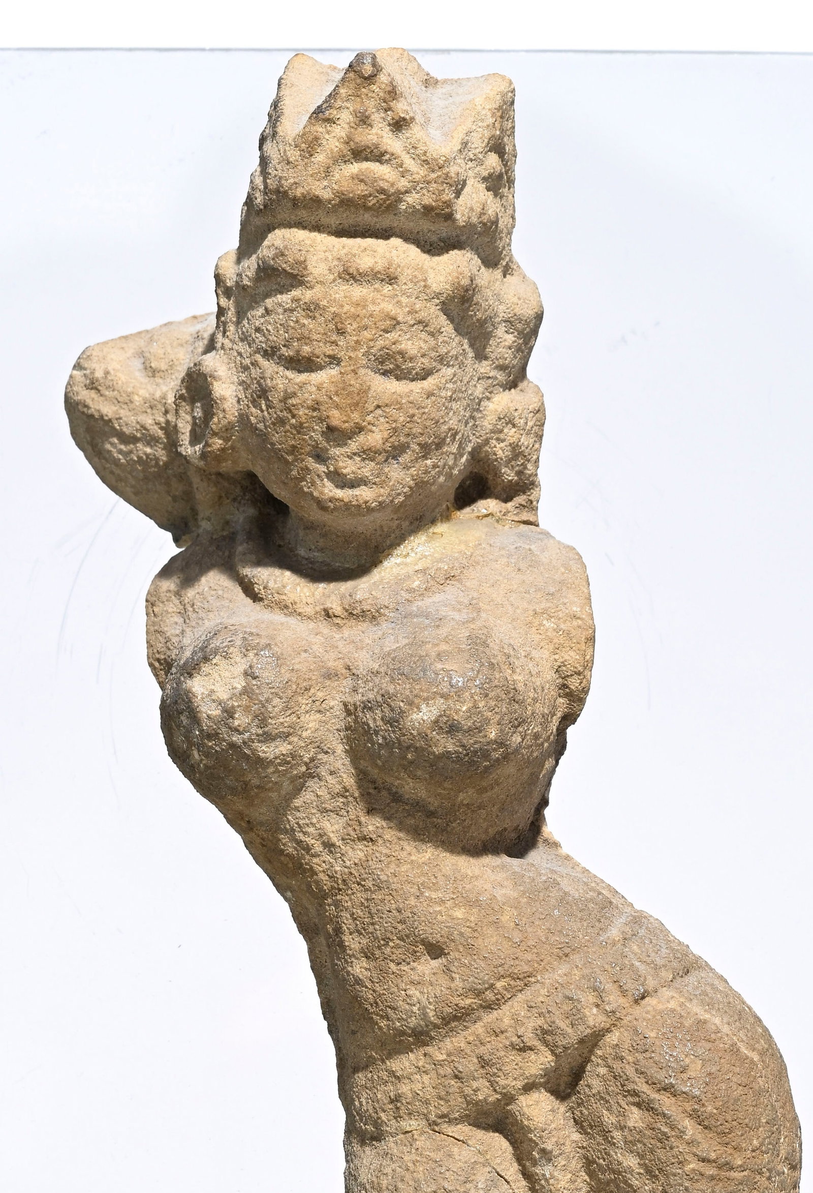 Apsara en pierre, Inde centrale, probablement IX-XIIe s., h. 27 cm (restauration). Cette représ - 2