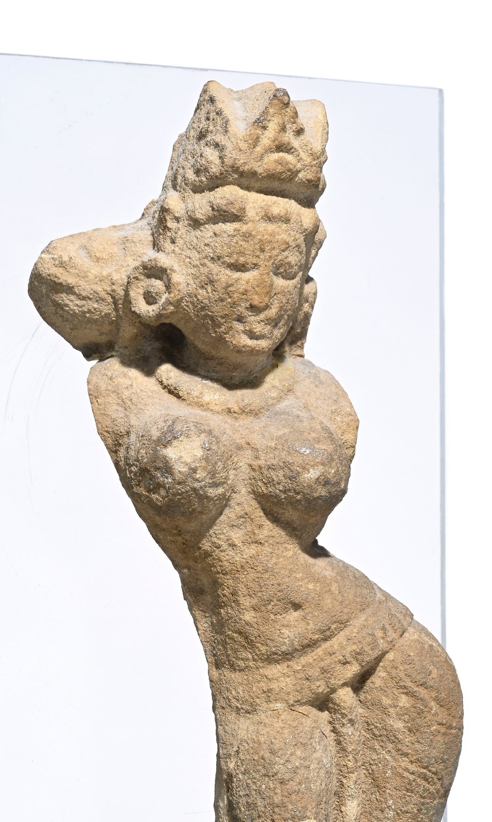 Apsara en pierre, Inde centrale, probablement IX-XIIe s., h. 27 cm (restauration). Cette représ - 3