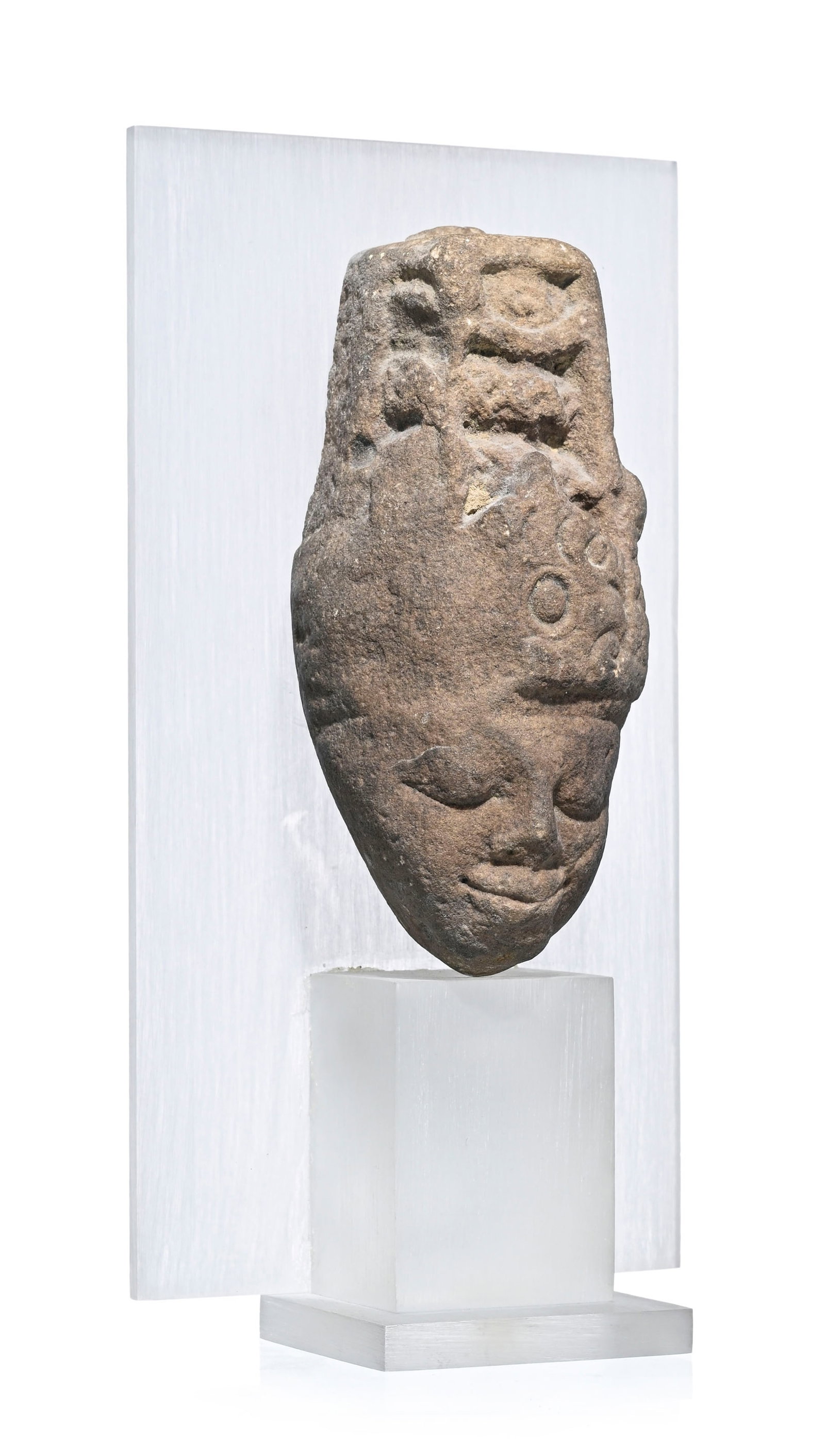 Tête d'une divinité (probablement Vishnu) en pierre, Inde du nord ou centrale, probablemen (1 of 5)