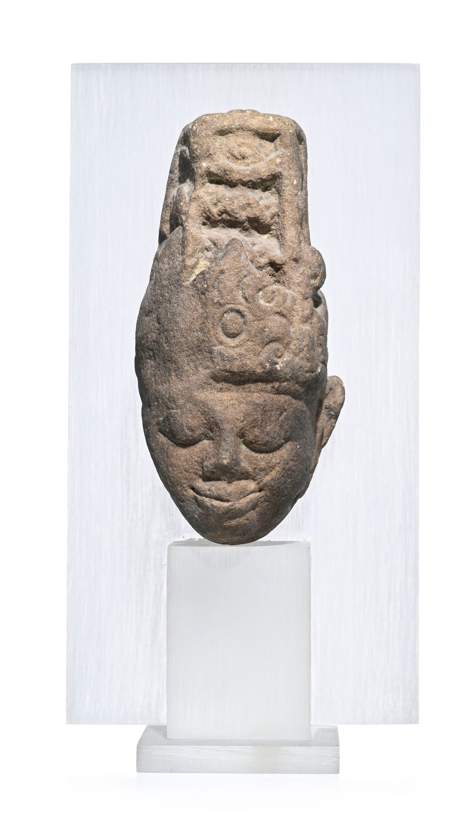 Tête d'une divinité (probablement Vishnu) en pierre, Inde du nord ou centrale, probablemen - 2