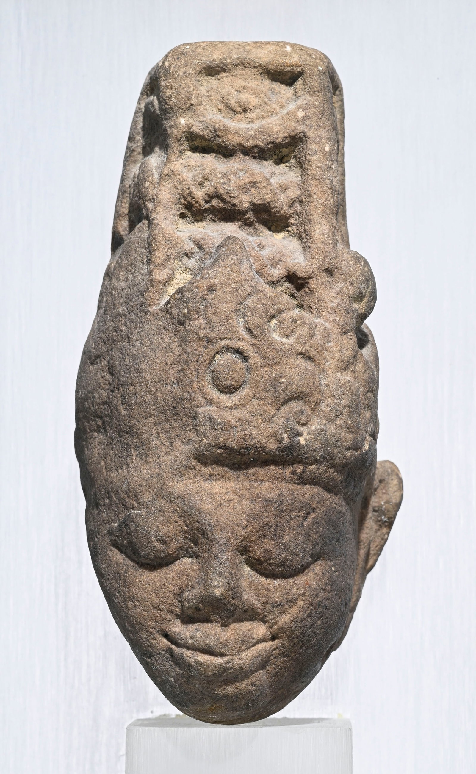 Tête d'une divinité (probablement Vishnu) en pierre, Inde du nord ou centrale, probablemen - 3
