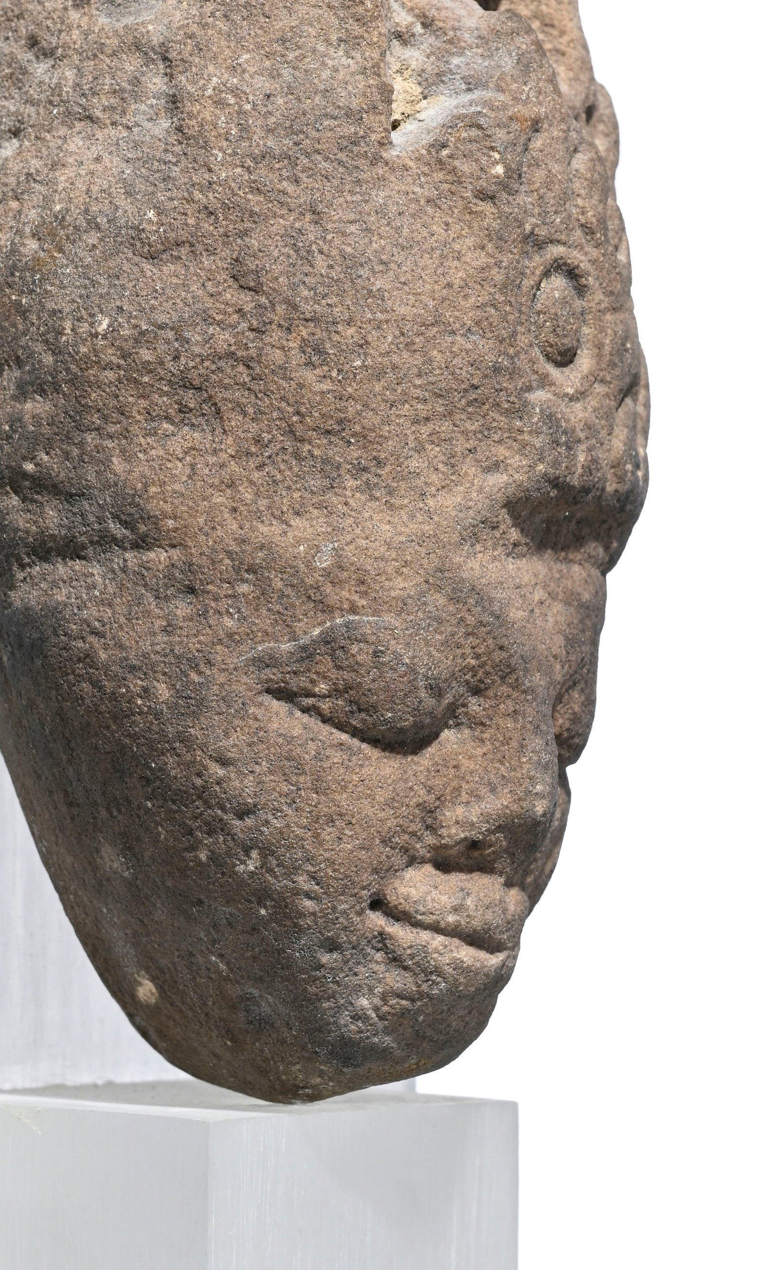 Tête d'une divinité (probablement Vishnu) en pierre, Inde du nord ou centrale, probablemen - 4