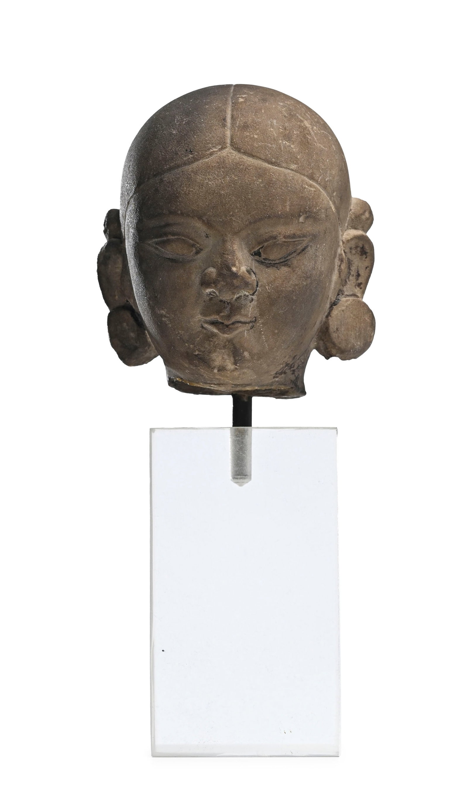 Tête de personnage féminin en pierre, Inde, probablement XI-XIIe s., h. 10 cm La collecti: Tête de personnage féminin en pierre, Inde, probablement XI-XIIe s., h. 10 cm La collection constituée par l'Ambassadeur Paul André Ramseyer alors qu'il était Secrétaire