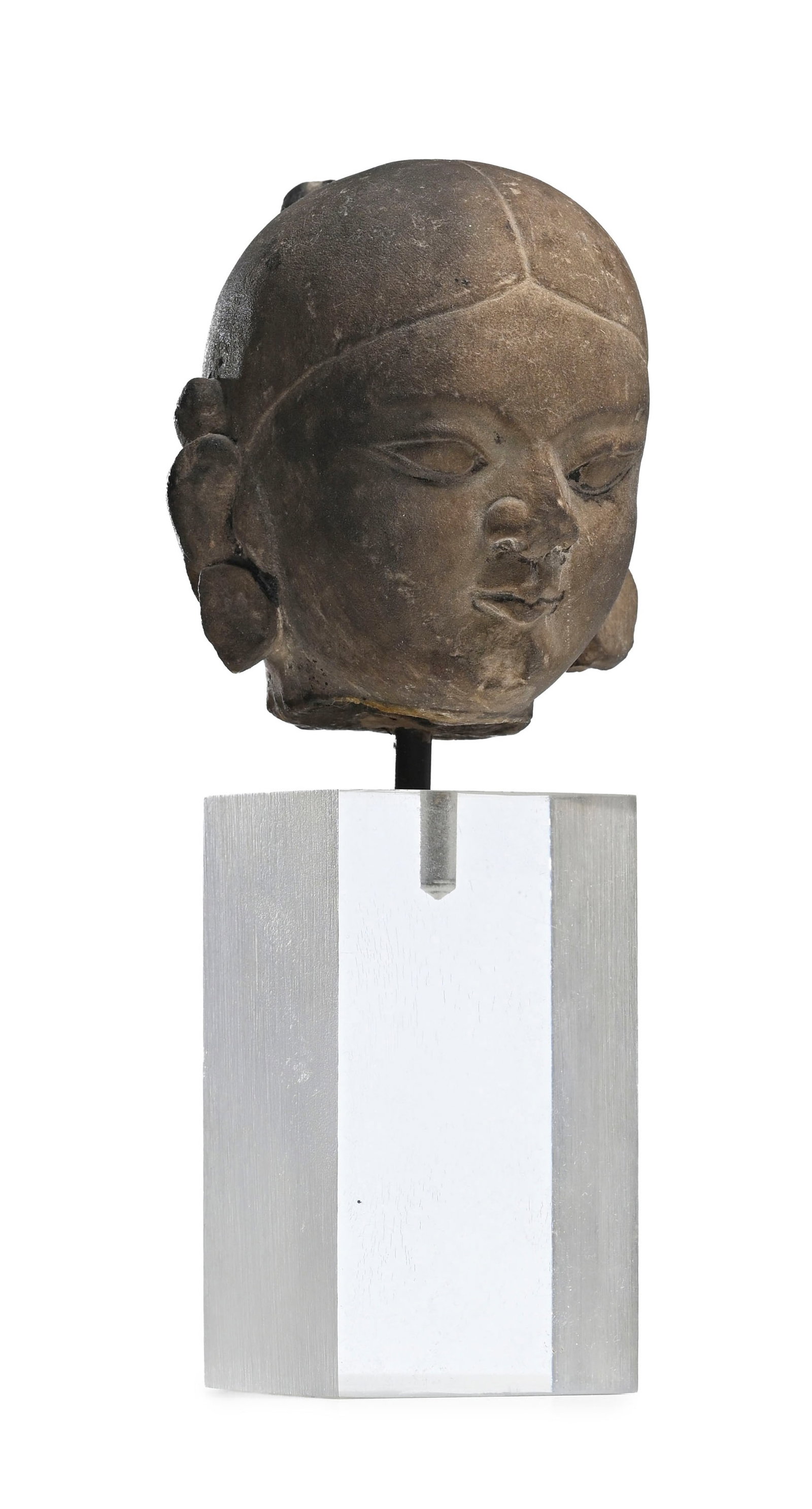 Tête de personnage féminin en pierre, Inde, probablement XI-XIIe s., h. 10 cm La collecti - 2