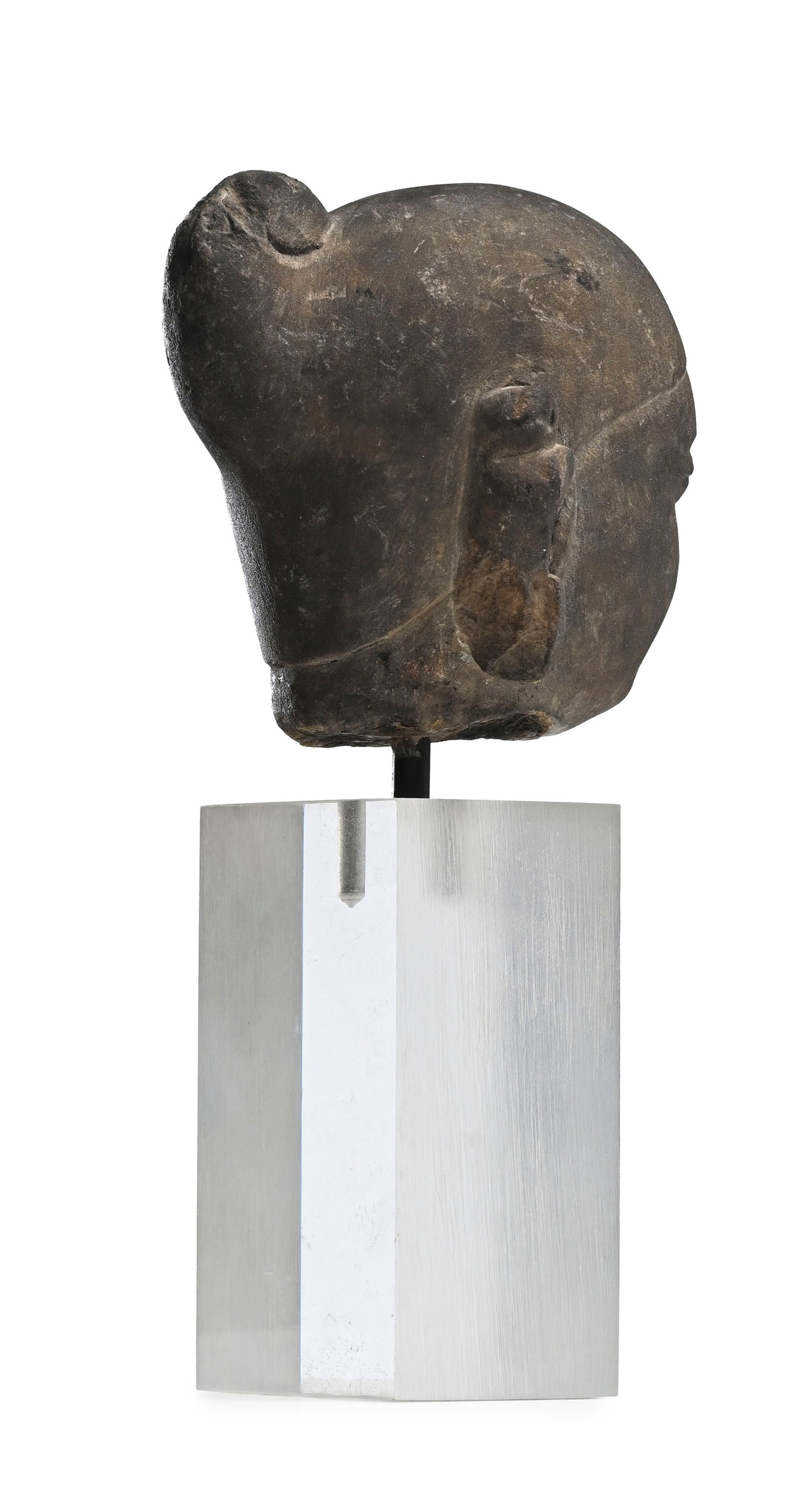 Tête de personnage féminin en pierre, Inde, probablement XI-XIIe s., h. 10 cm La collecti - 3