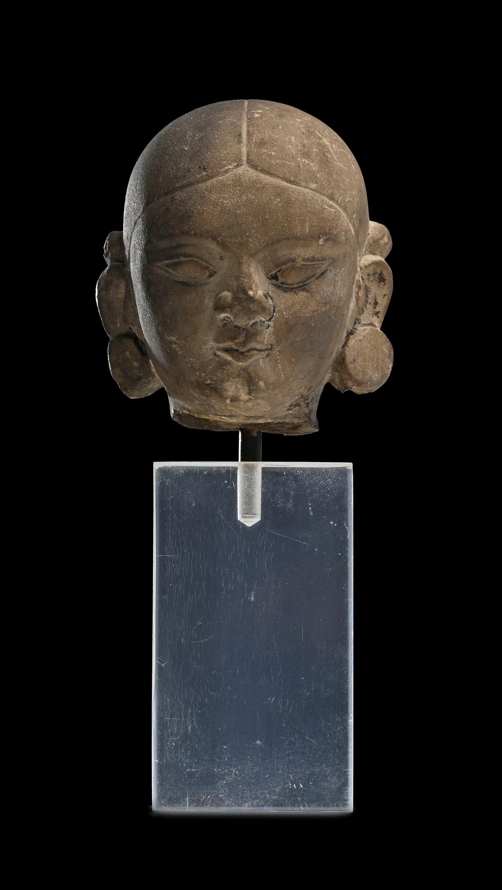 Tête de personnage féminin en pierre, Inde, probablement XI-XIIe s., h. 10 cm La collecti - 4