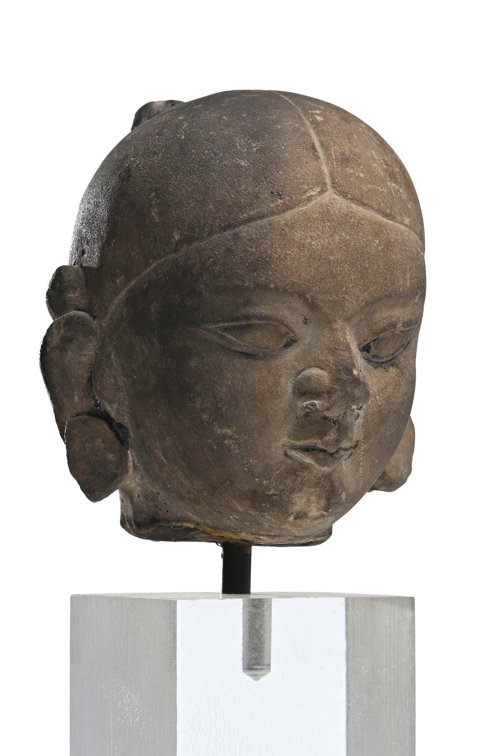 Tête de personnage féminin en pierre, Inde, probablement XI-XIIe s., h. 10 cm La collecti - 5