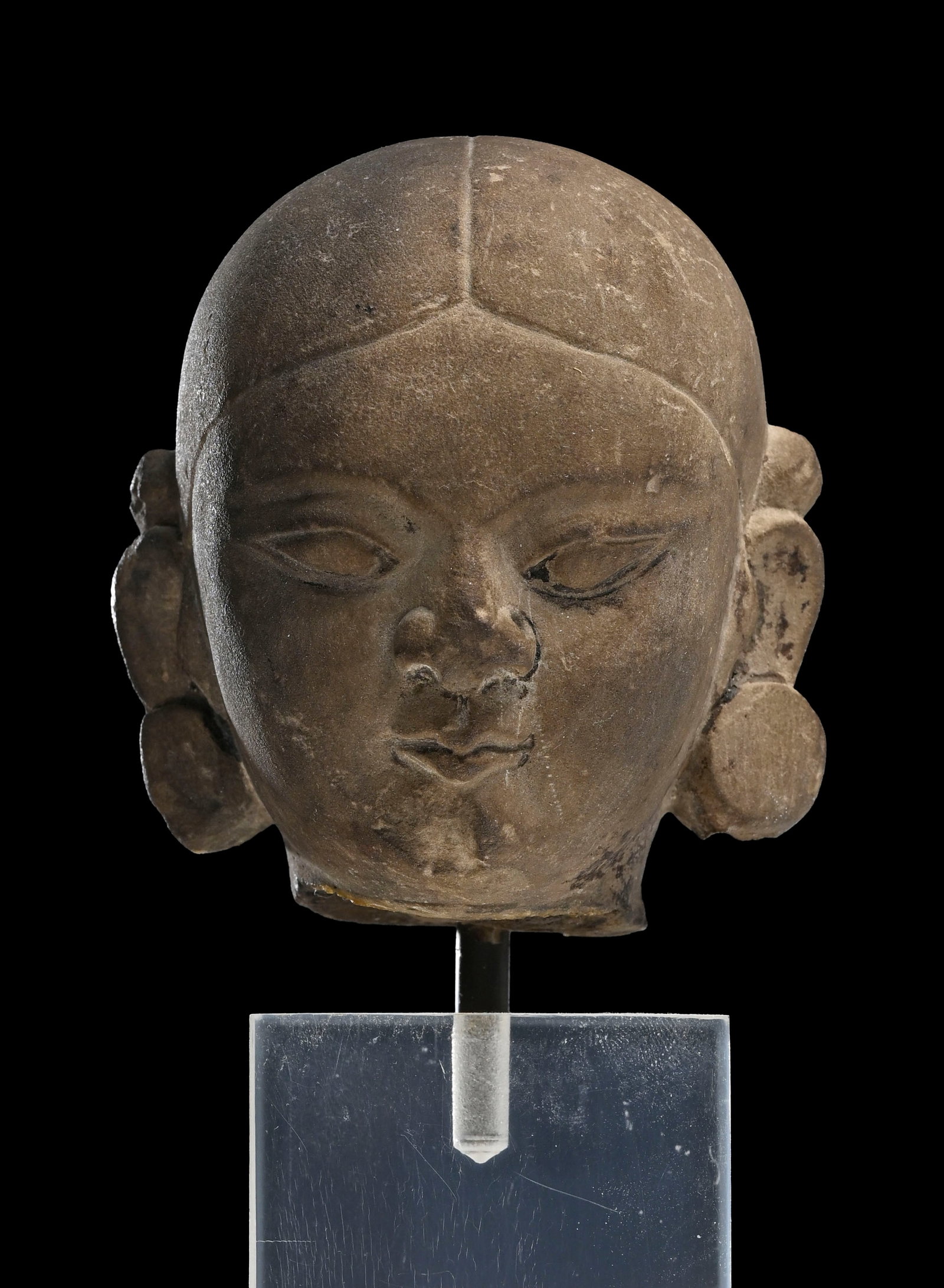 Tête de personnage féminin en pierre, Inde, probablement XI-XIIe s., h. 10 cm La collecti - 6