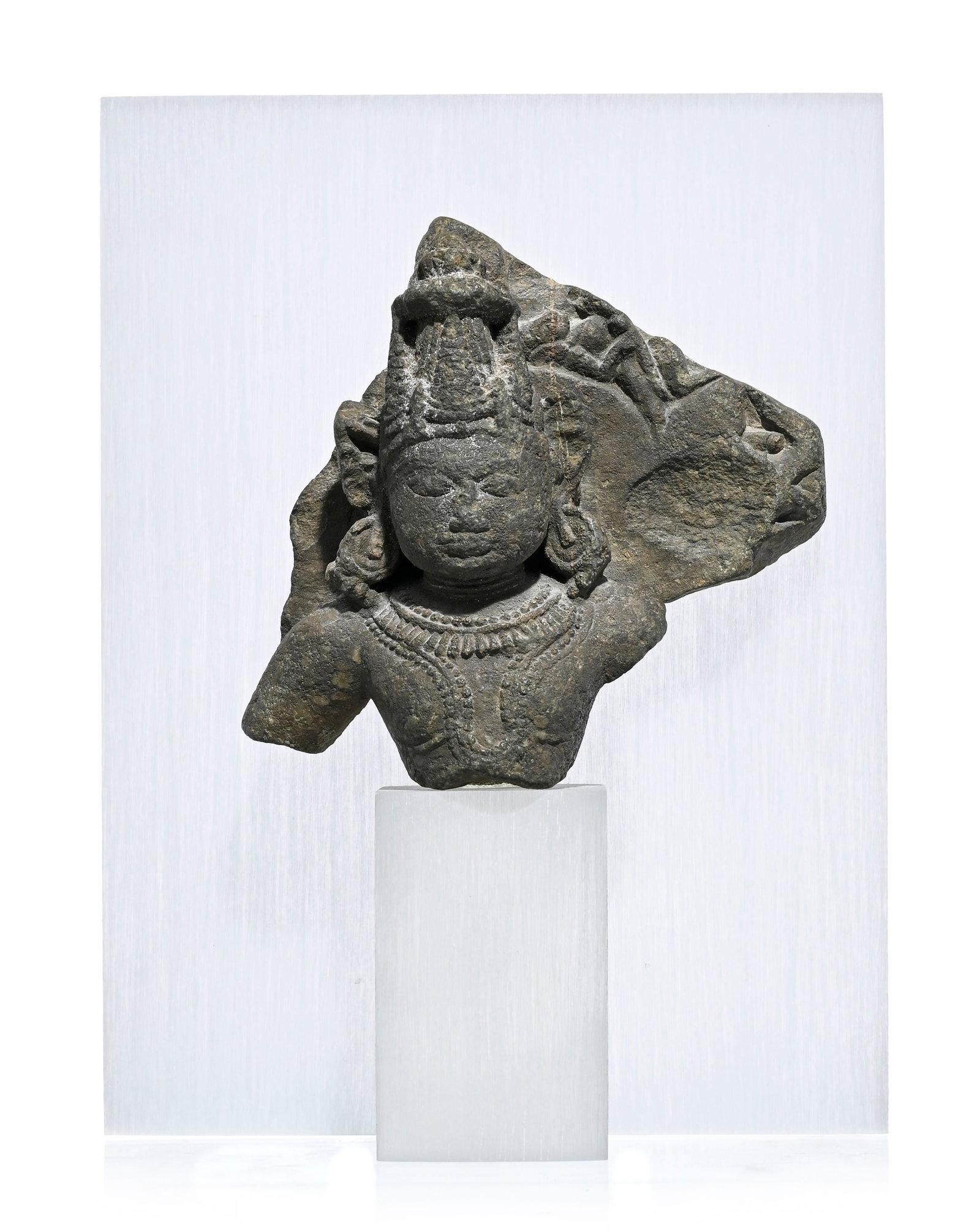 Dvarapala (gardien de temple) en pierre, Nord-Est de l'Inde, probablement XIIe s., environ 15,5x17 c (1 of 4)