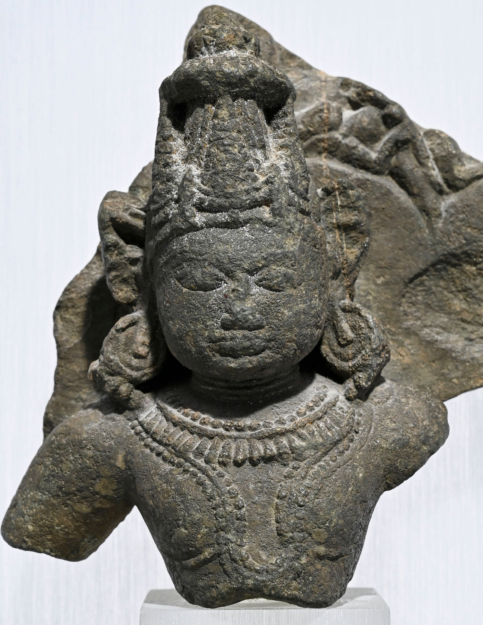 Dvarapala (gardien de temple) en pierre, Nord-Est de l'Inde, probablement XIIe s., environ 15,5x17 c - 2