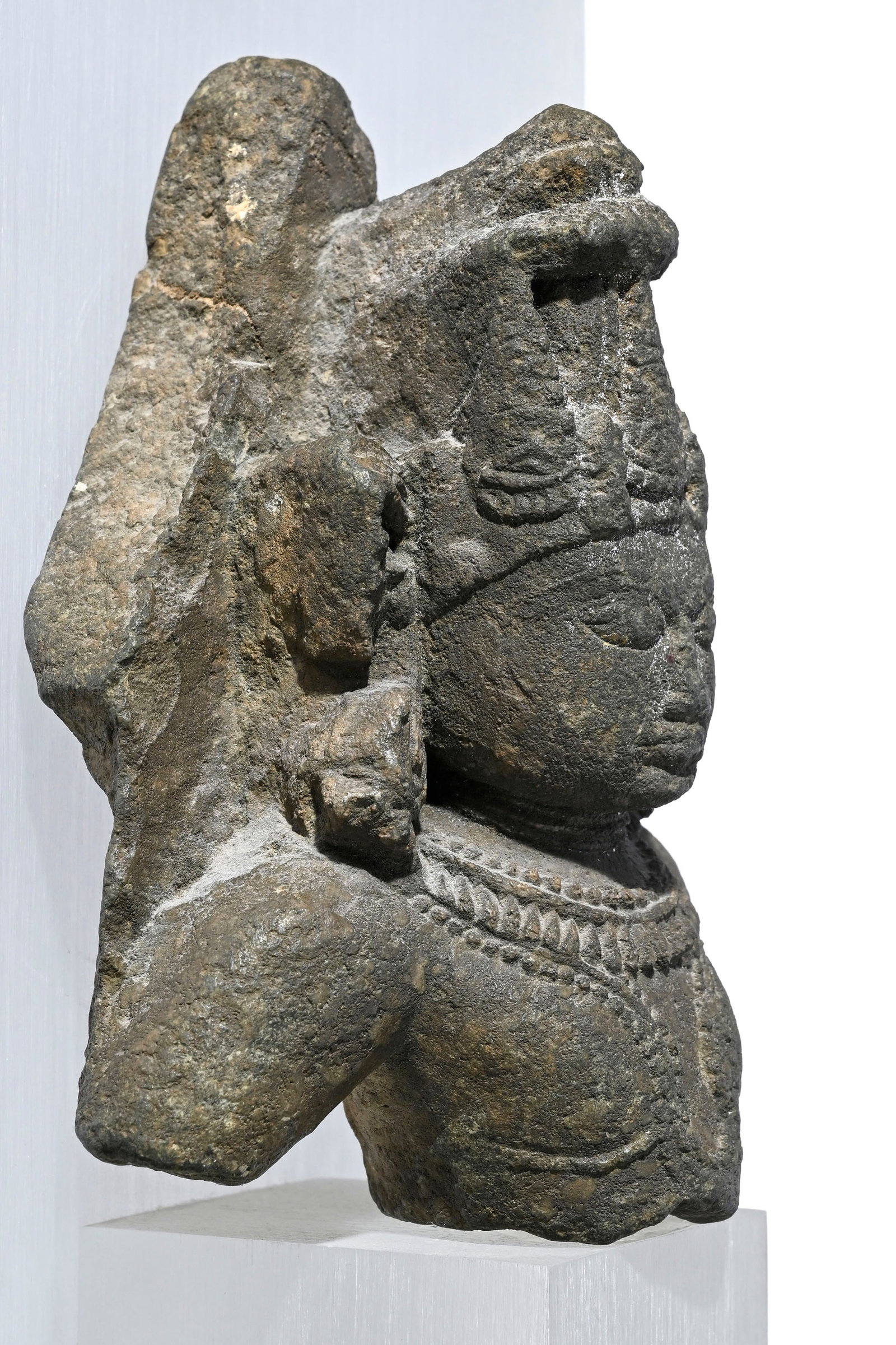 Dvarapala (gardien de temple) en pierre, Nord-Est de l'Inde, probablement XIIe s., environ 15,5x17 c - 3