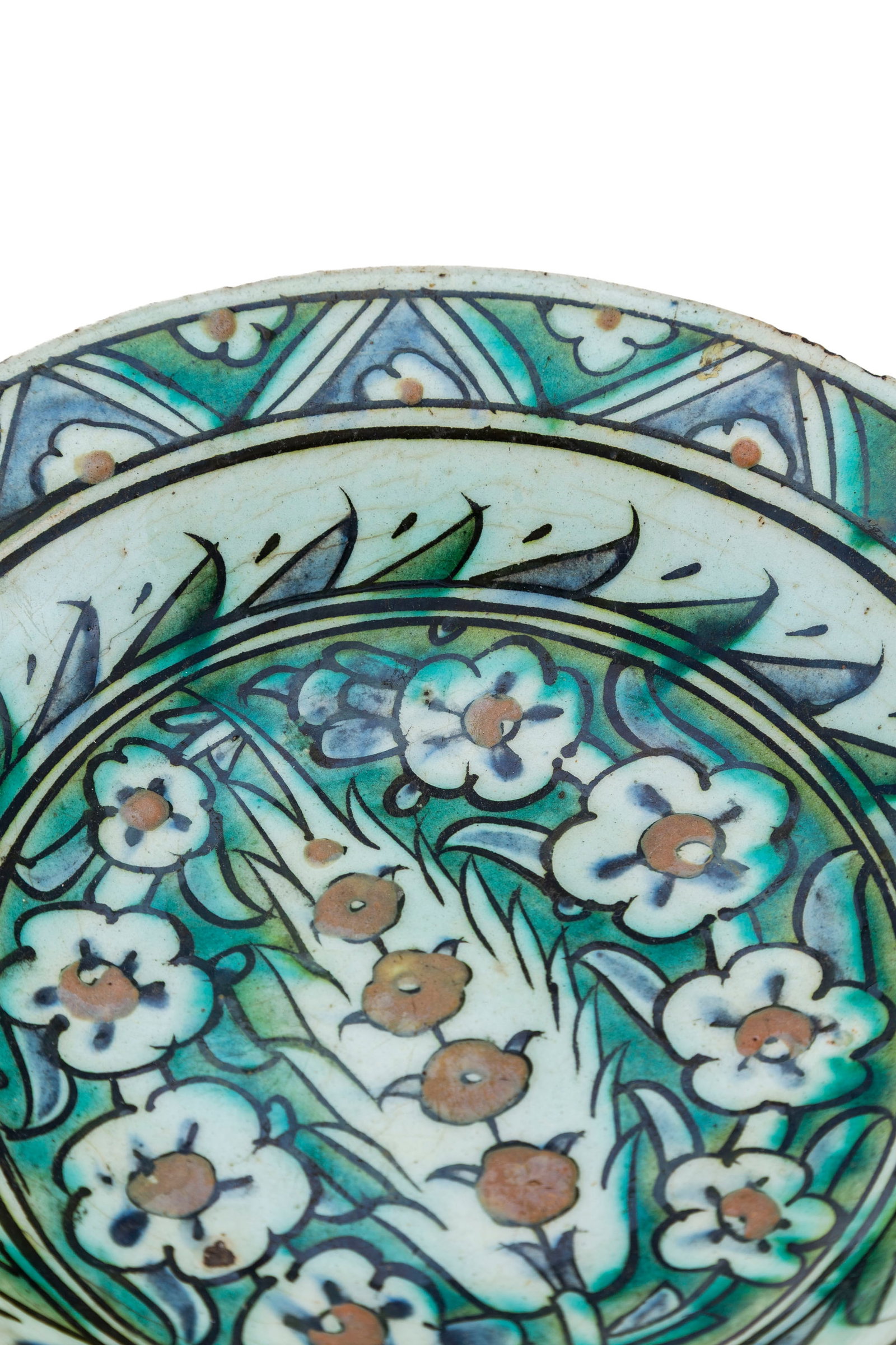 Plat creux en céramique à polychromie tricolore, Iznik, XVIIe s., décor central de cy - 3