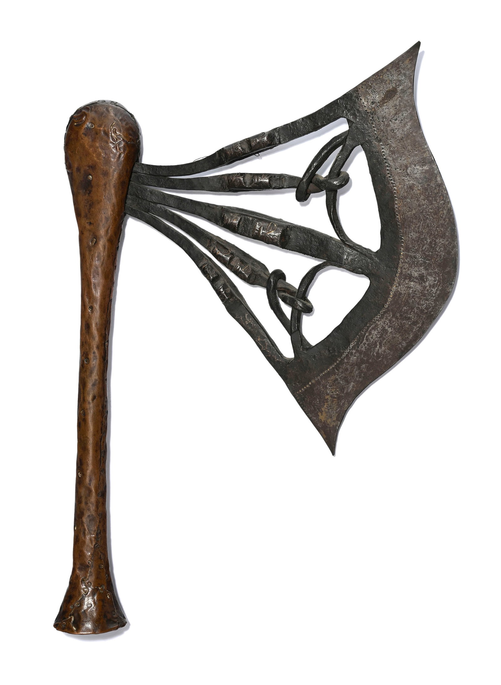 Hache cérémonielle ou d'apparat kilonda Songyé/Nsapo, lame en fer forgé et manch: Hache cérémonielle ou d'apparat kilonda Songyé/Nsapo, lame en fer forgé et manche en bois gainé de cuivre, lame ajourée à décor de visages stylisés, RDC,