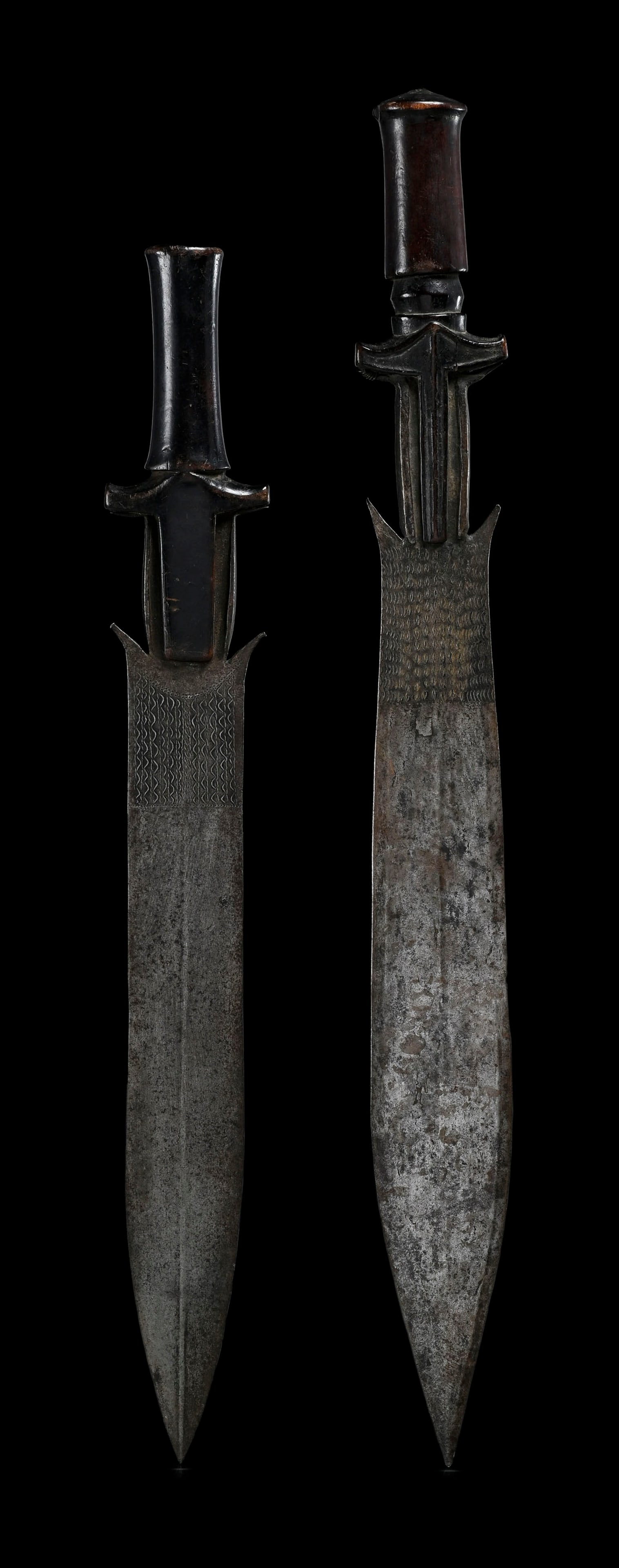 2 épées courtes ntsakh ou fa Fang, manches à renflements en bois à patine brun f (1 of 6)