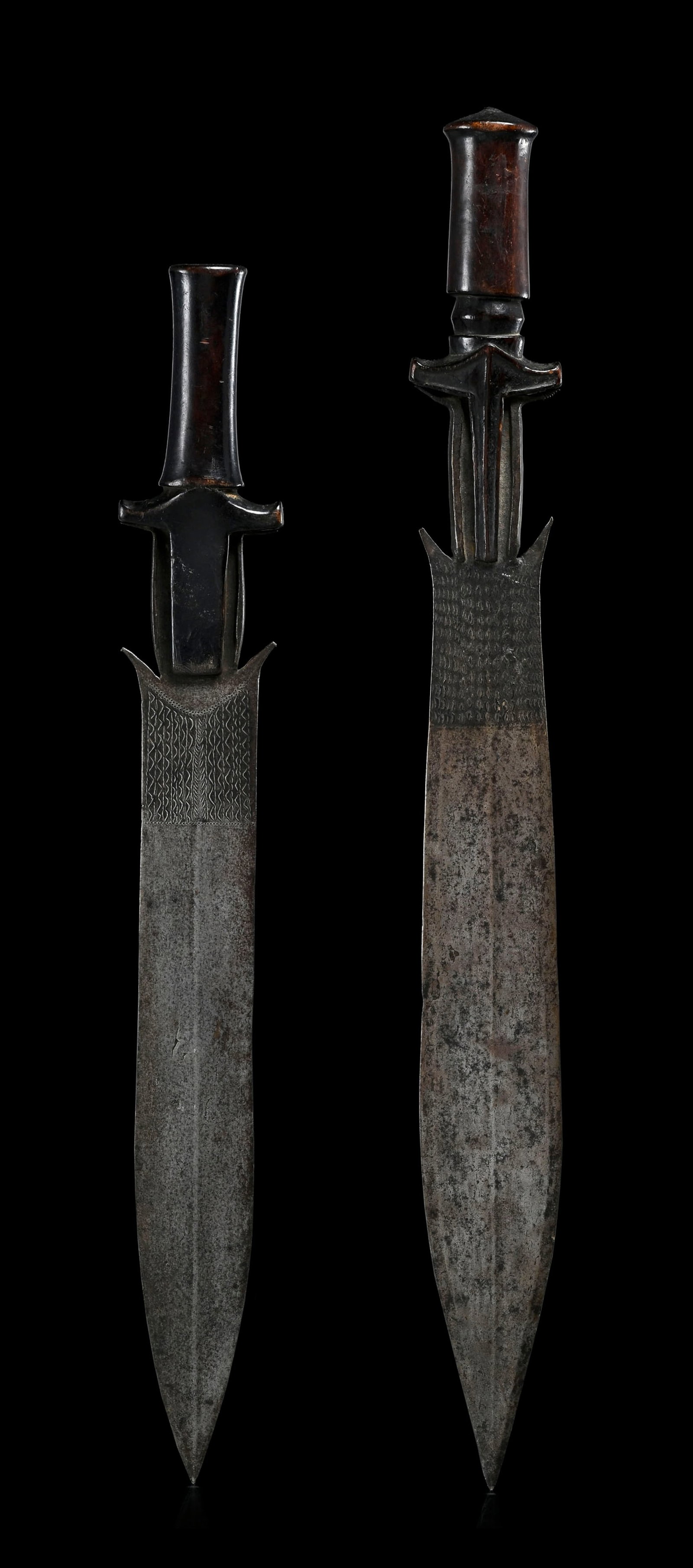 2 épées courtes ntsakh ou fa Fang, manches à renflements en bois à patine brun f - 2