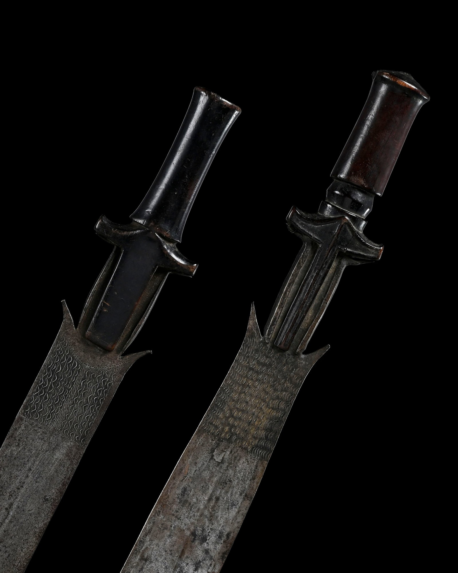 2 épées courtes ntsakh ou fa Fang, manches à renflements en bois à patine brun f - 3
