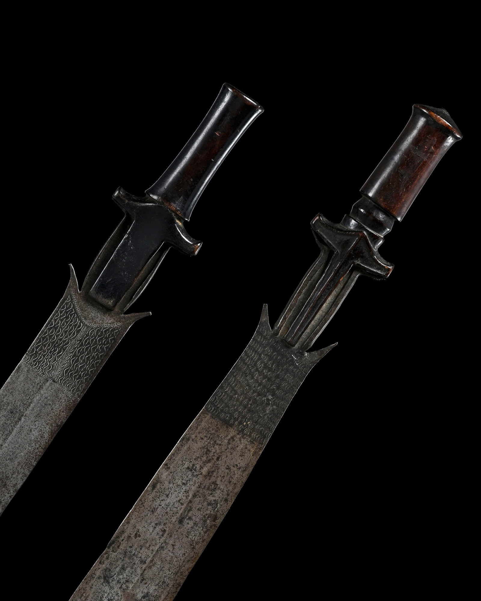 2 épées courtes ntsakh ou fa Fang, manches à renflements en bois à patine brun f - 4